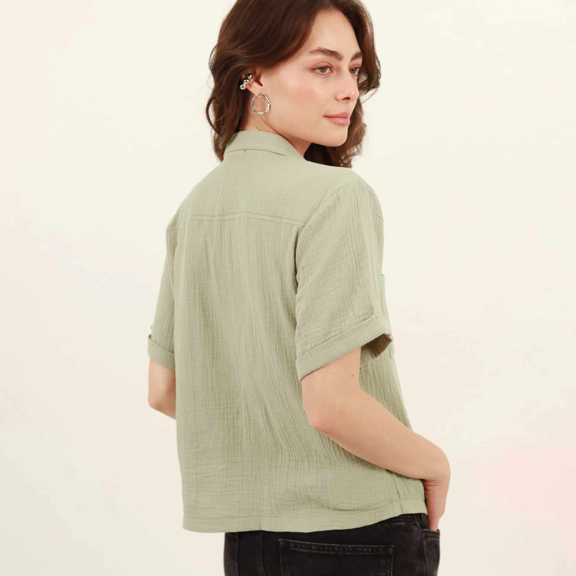Blusa abierta cuello sport manga corta con bolsillos - miniatura 10