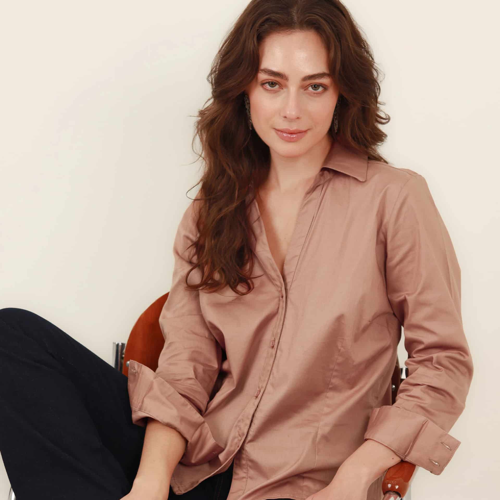Blusa abierta cuello sport manga larga con pinzas de entalle - miniatura 2
