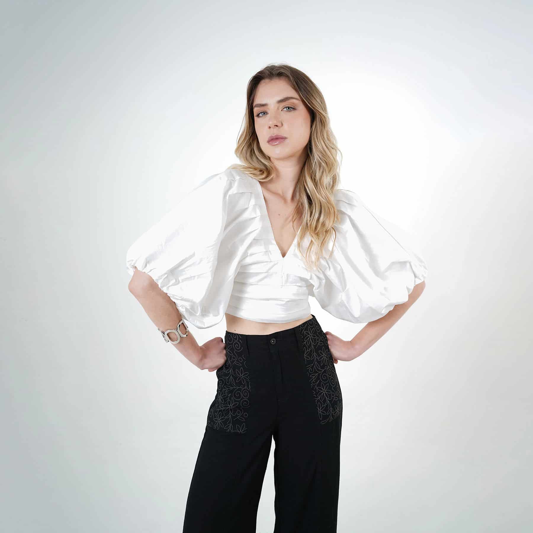 Blusa crop escote en v manga globo alforzada abierta en espalda - miniatura 1