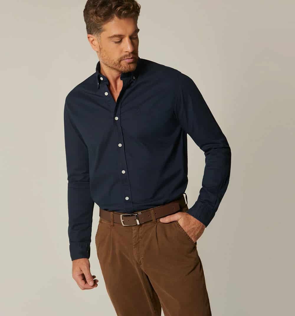 Camisa slim fit para hombre con botón down - miniatura 11