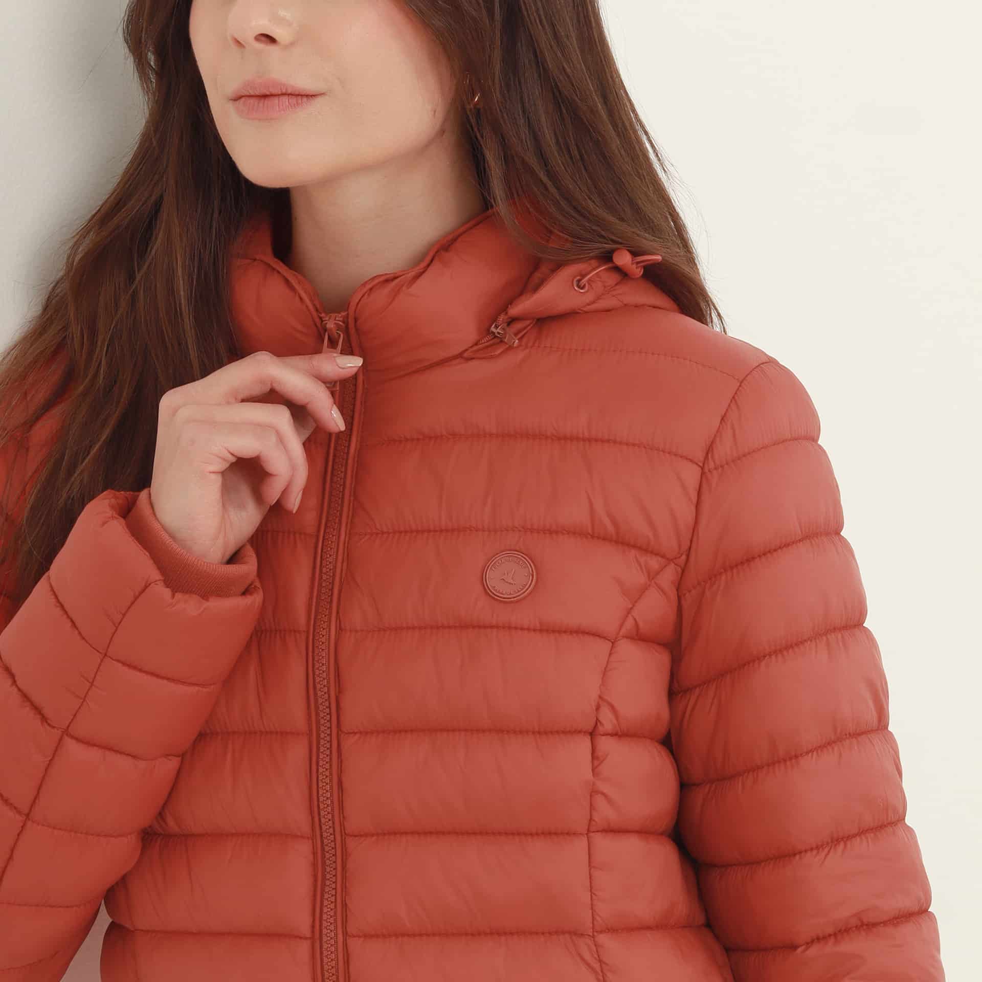 Chaqueta acolchada básica cuello alto con capucha - miniatura 49