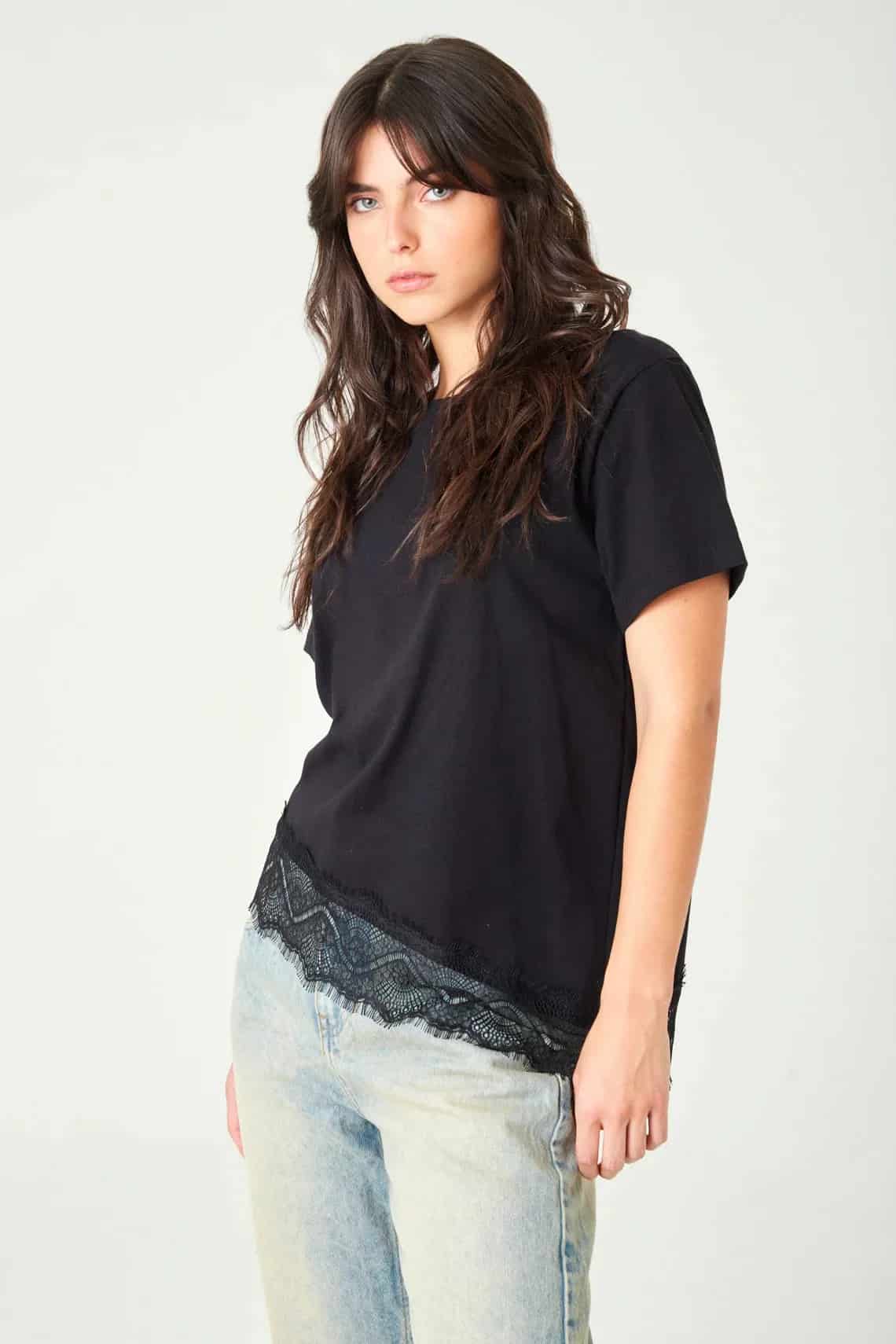 Camiseta relaxed fit con borde de encaje en negro para mujer - miniatura 4