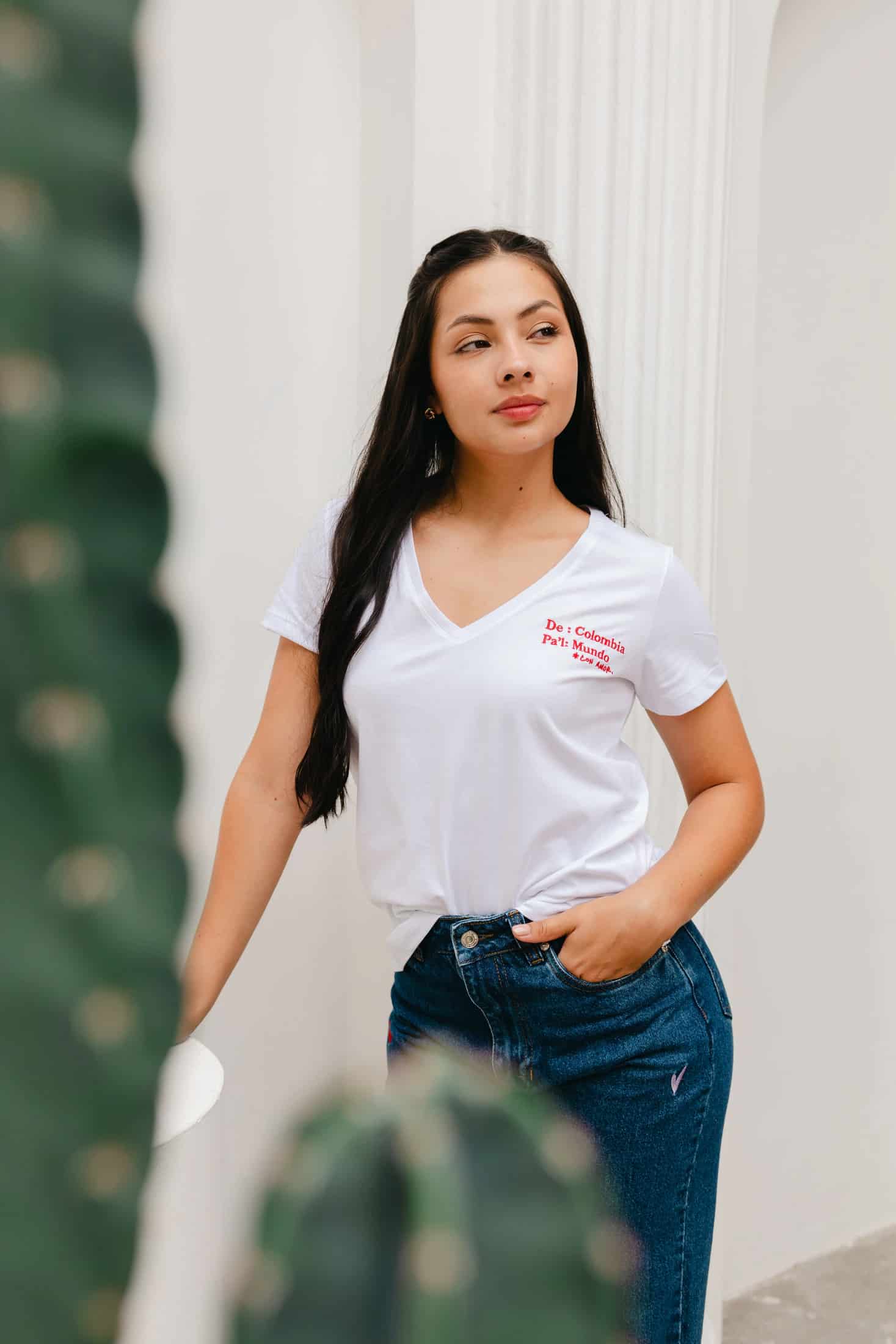De Colombia Pal' Mundo Embroidered V-Neck Tee - miniatura 1