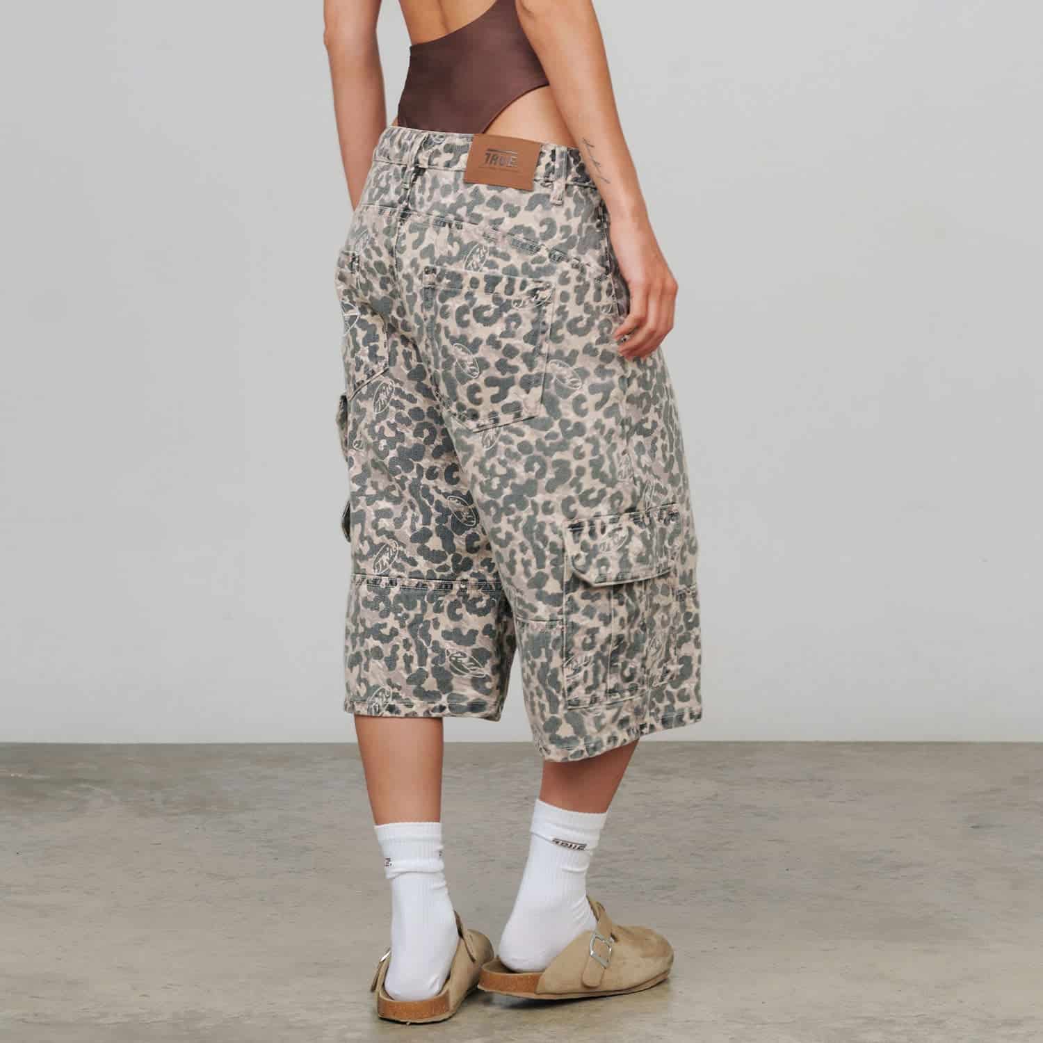 Intuition Leopard Cargo Jorts - Camel - miniatura 2