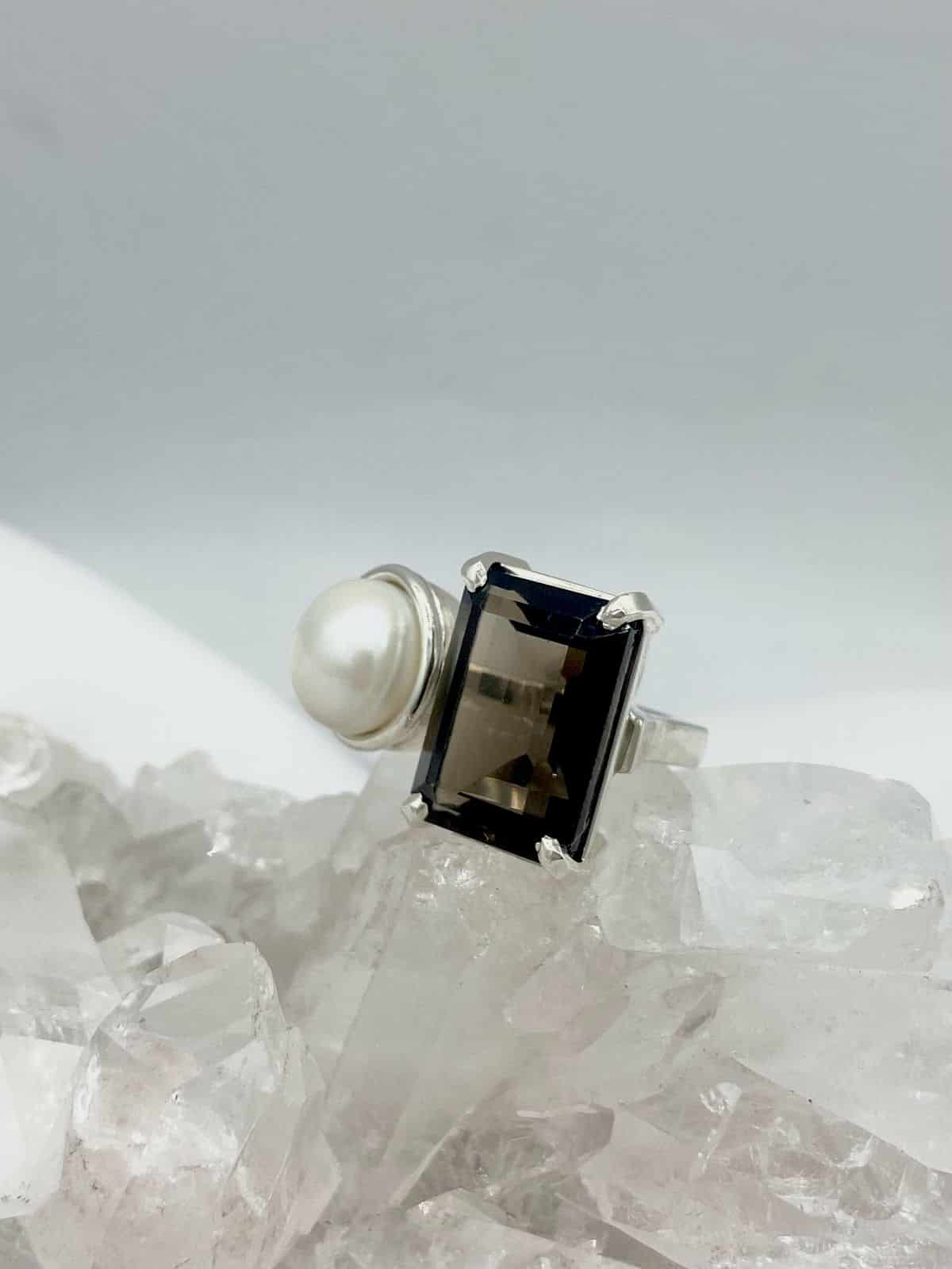 Anillo doble Cuarzo Humo rectangular y Perla Colección Armonía Dual grande - miniatura 1