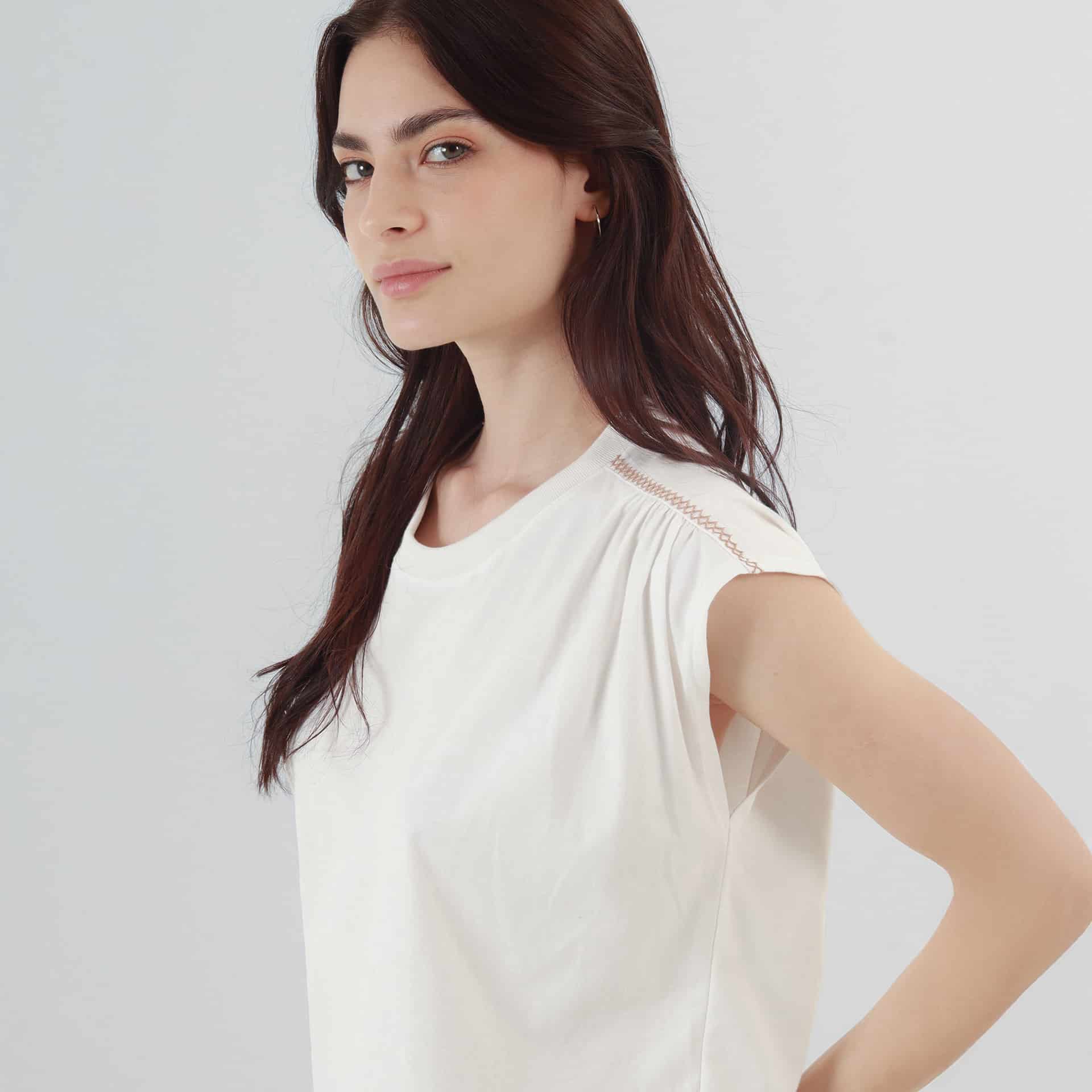 Camiseta cuello redondo manga corta rodada recogido en hombro - miniatura 5
