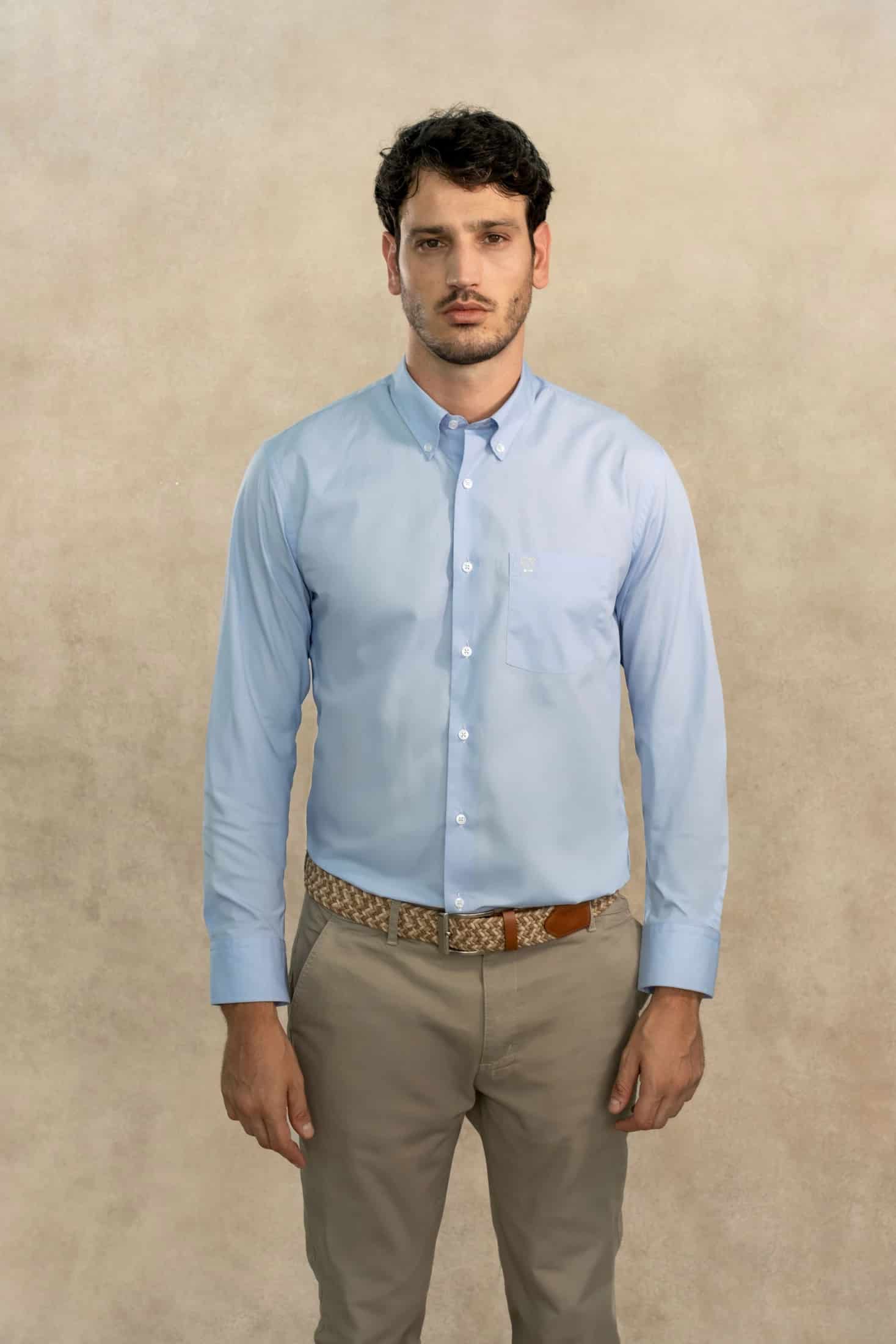 Camisa Antimanchas Popelina Light Blue Con Bolsillo Logo Gris - Talla Regular - miniatura 1