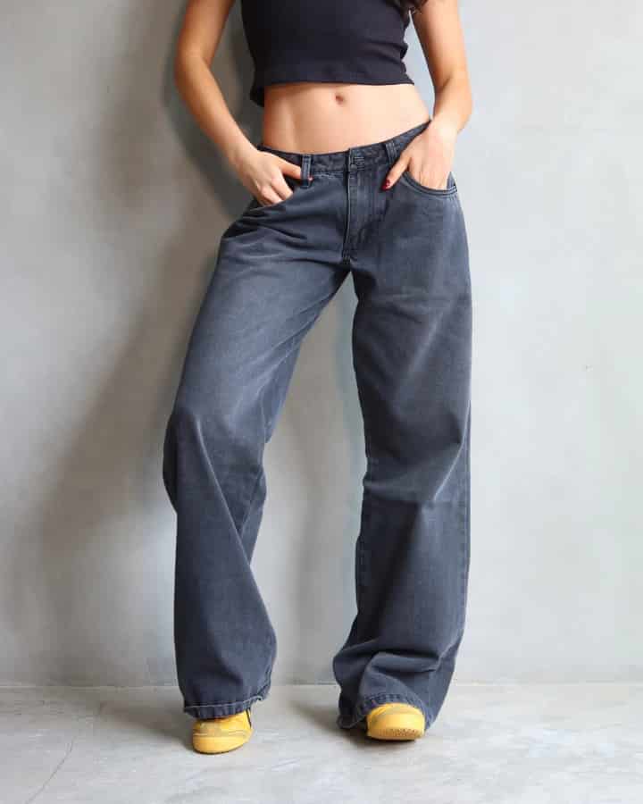 JEAN LOW WIDE FIT TIRO BAJO ANCHO NEGRO - miniatura 2