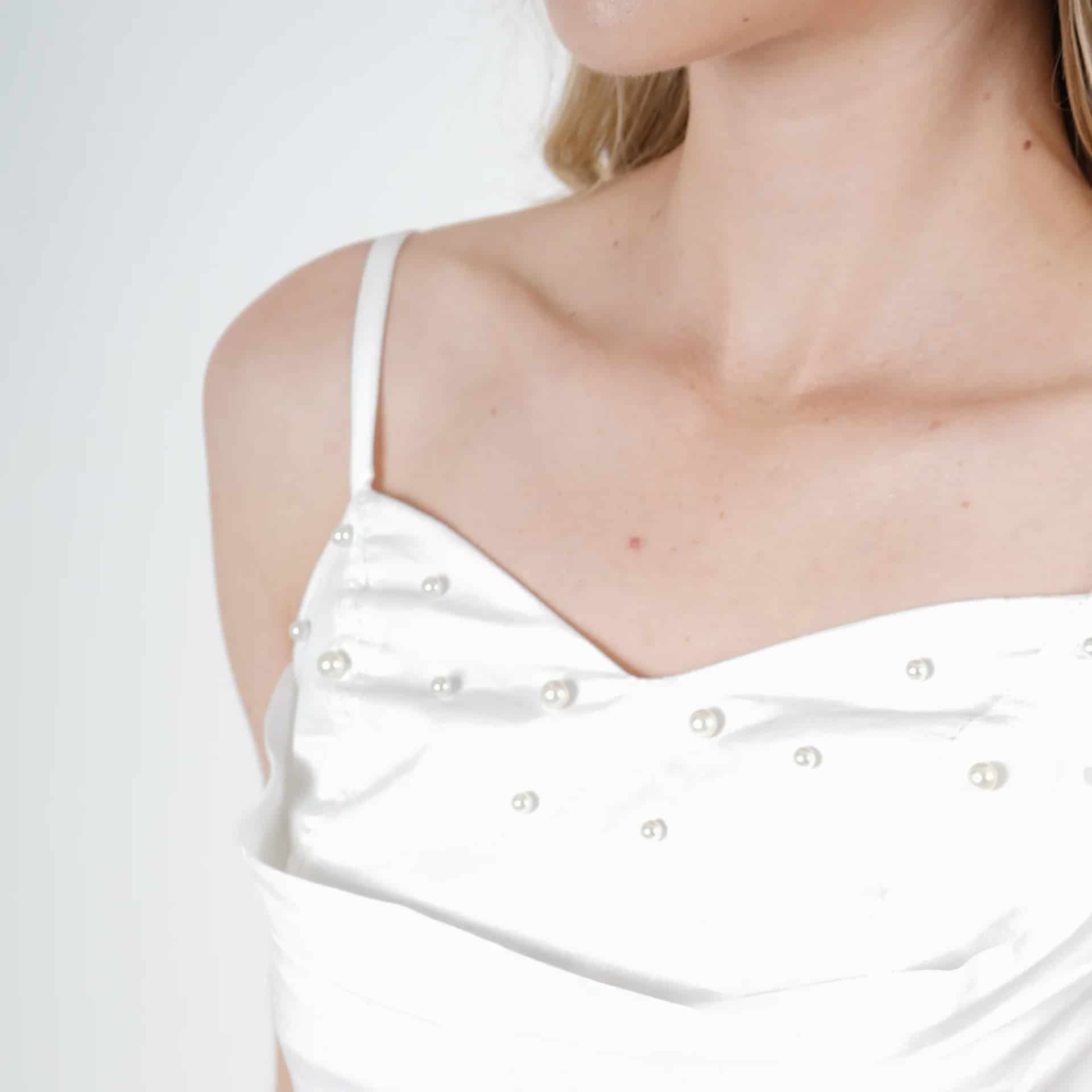 Blusa crop escote corazón de tiras con perlas - miniatura 4