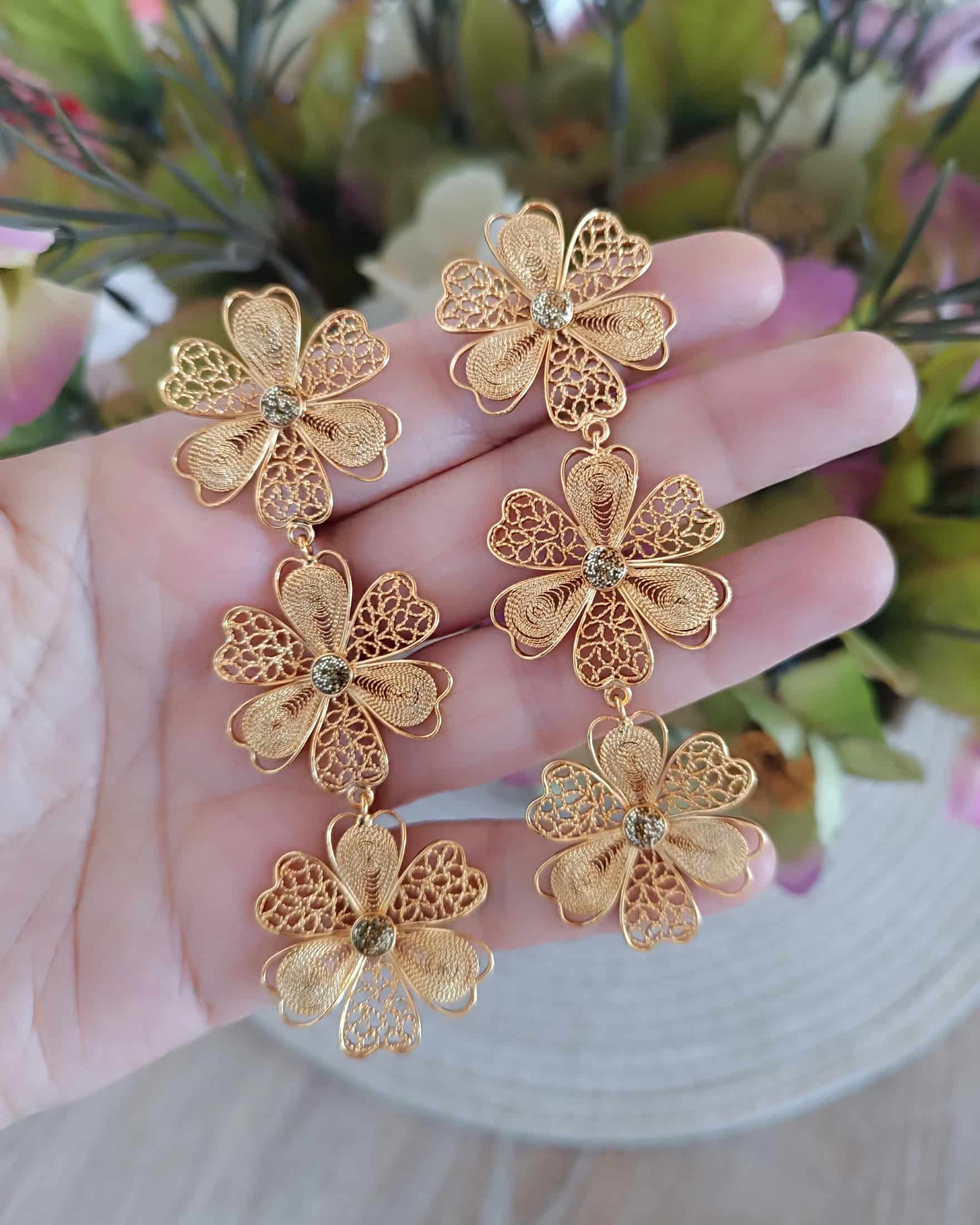 Aretes triple flor Carmelita Dorados - miniatura 3