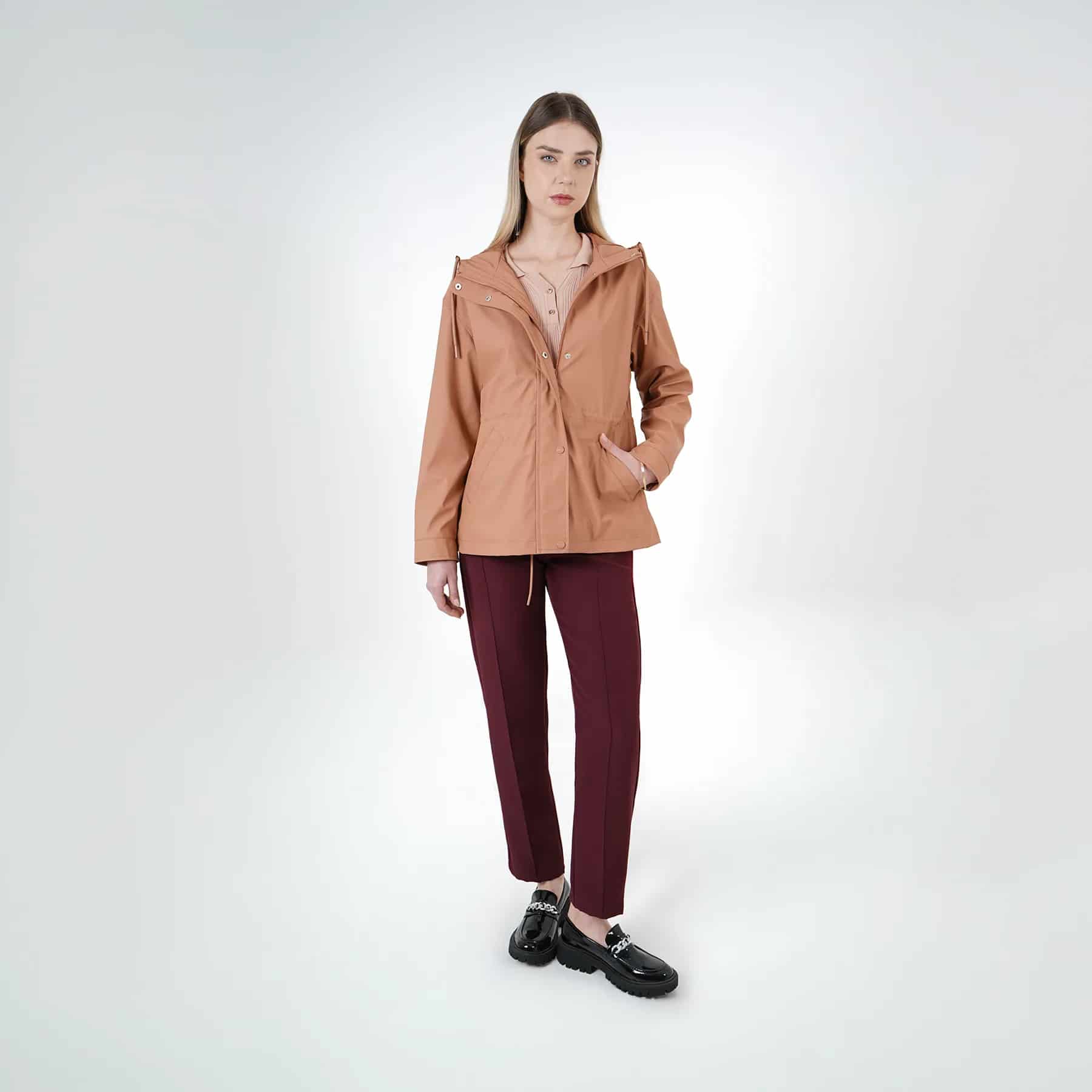 Chaqueta raincoat impermeable con capucha y ajuste en cintura - miniatura 3