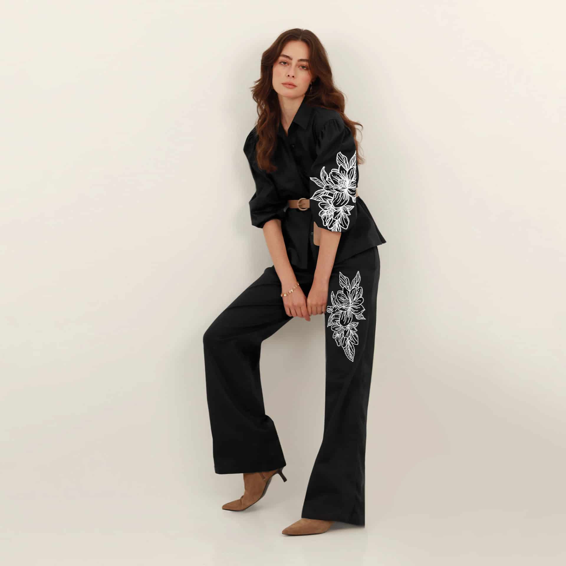 Pantalón palazzo bota flare con bordado flor - miniatura 1