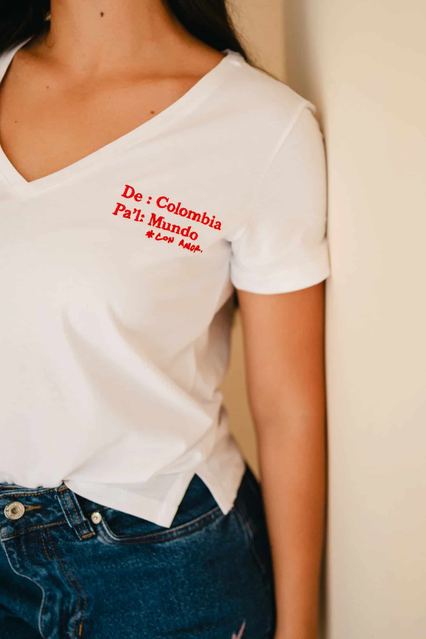 De Colombia Pal' Mundo Embroidered V-Neck Tee - miniatura 2