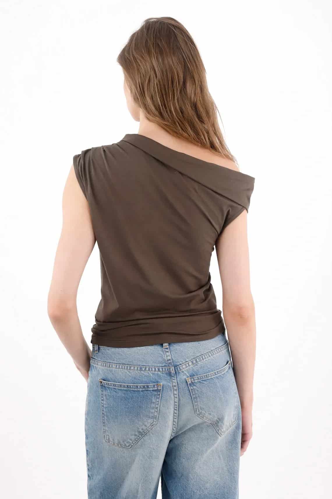 Camiseta ajustada con escote asimétrico en algodón marrón para mujer - miniatura 4