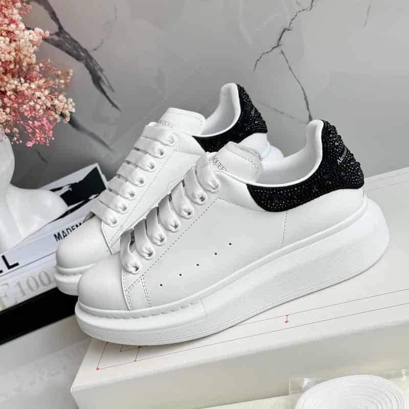TENIS MCQUEEN CLASICO PIEDRAS ATRAS - miniatura 3