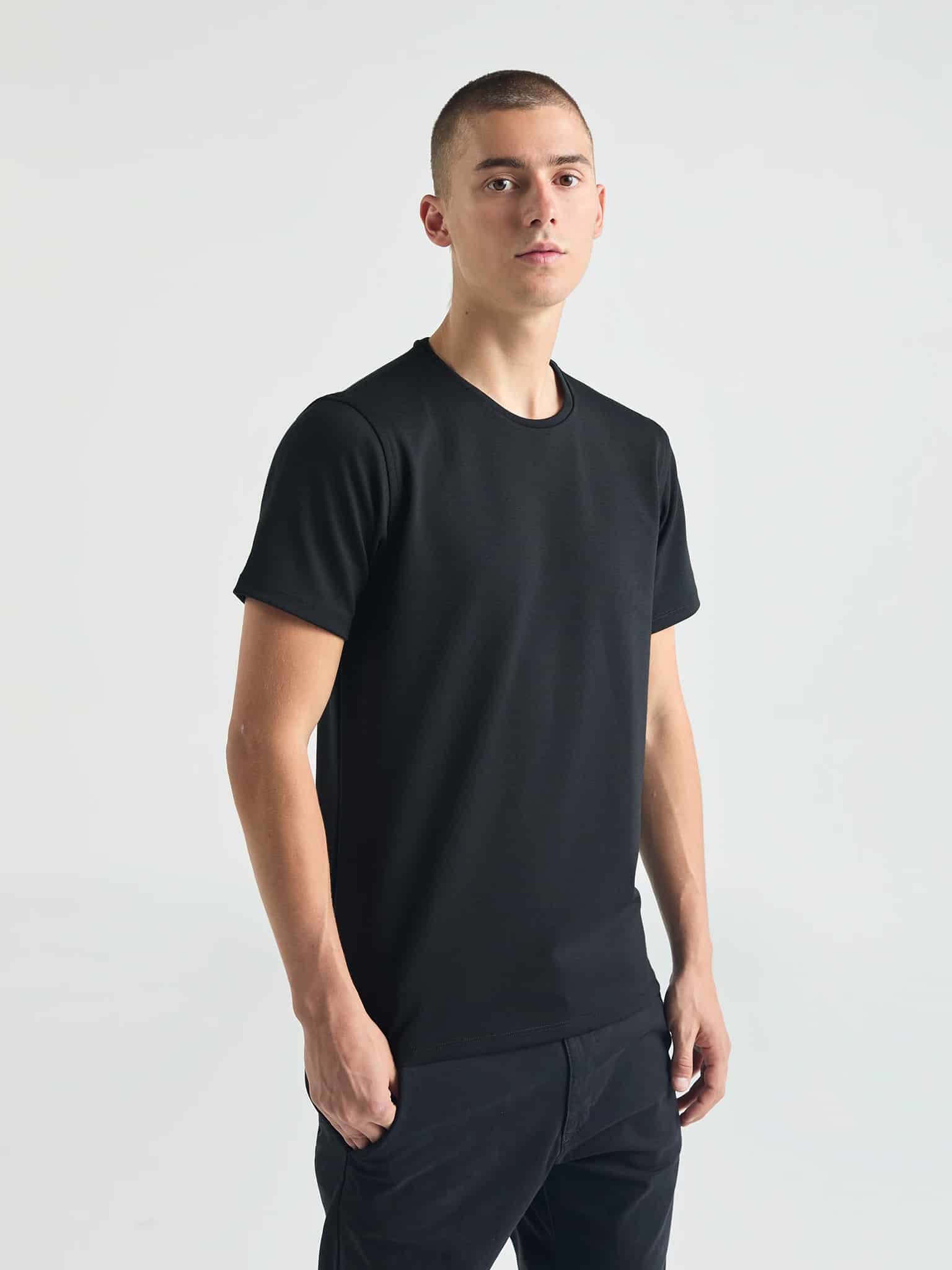 Camiseta Negra V2 - miniatura 2