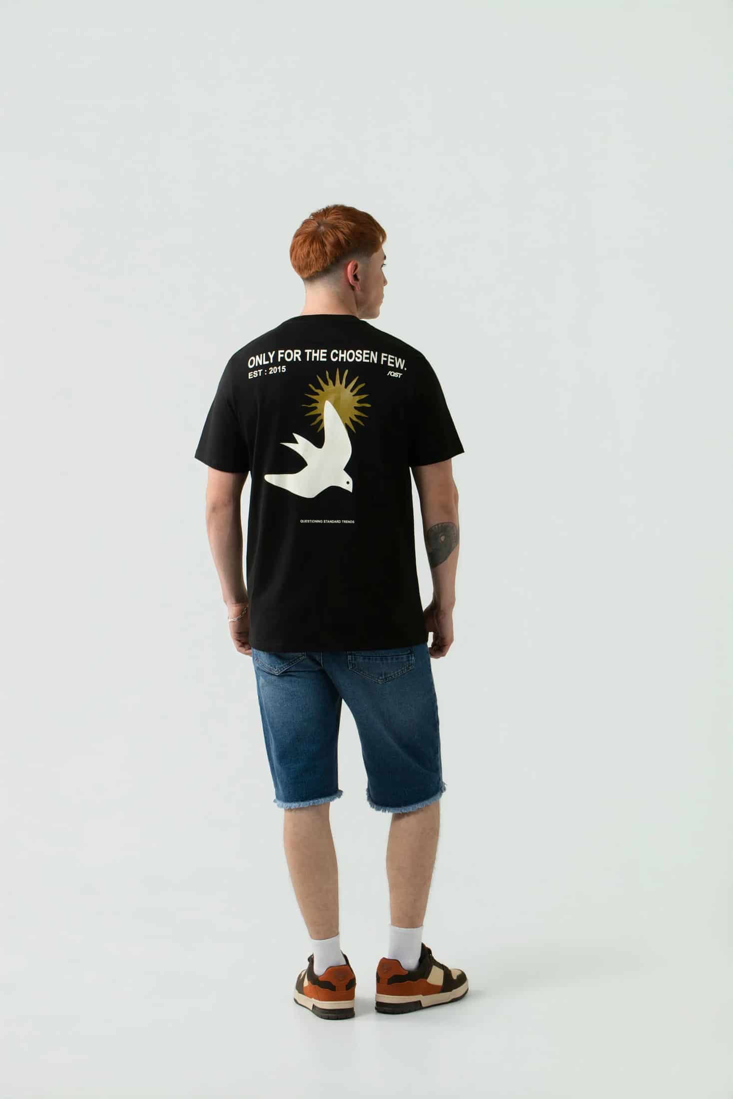 CAMISETA ESPECIAL ESTAMPADO LOCALIZADO COLOR NEGRO - miniatura 5
