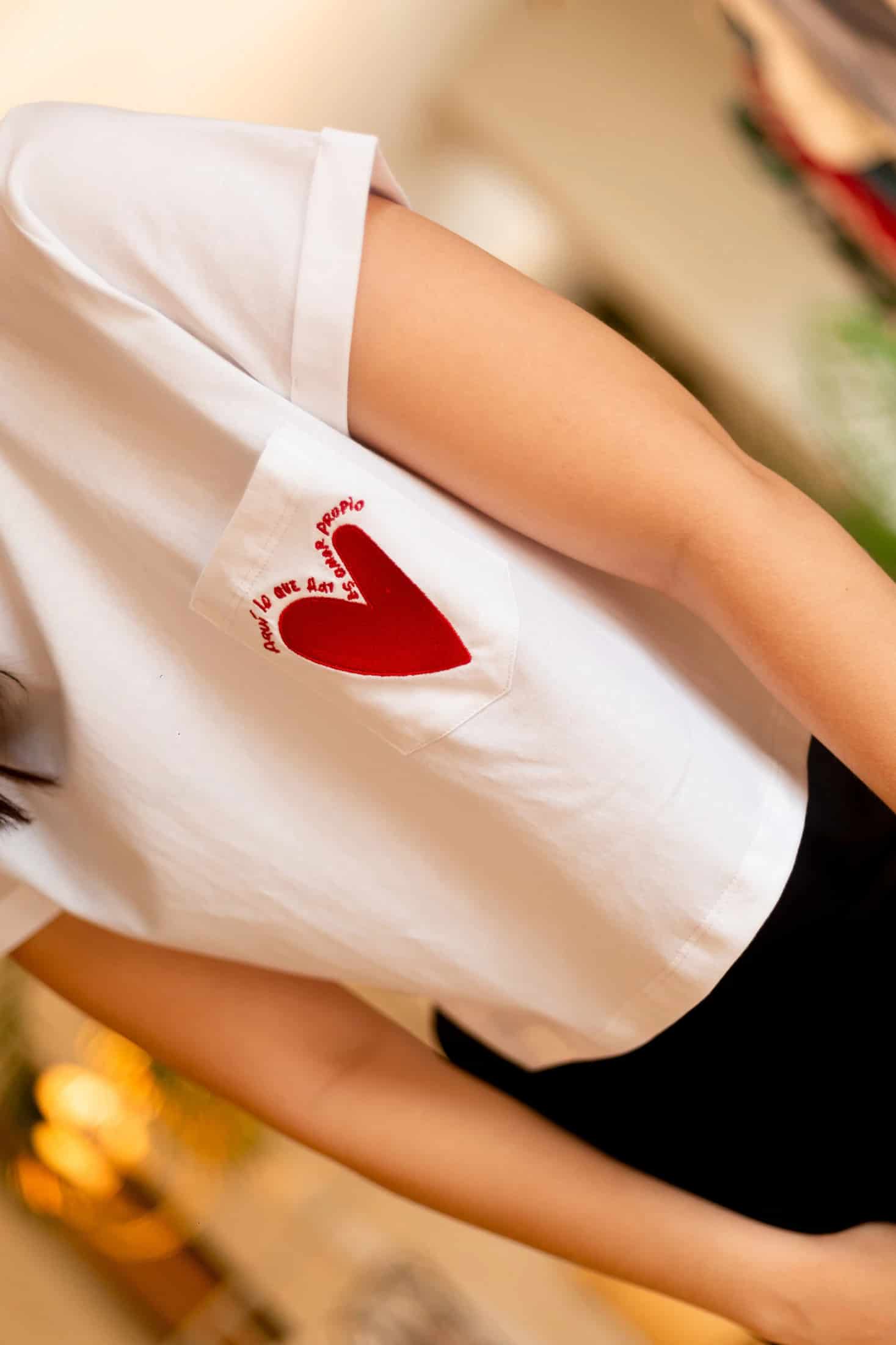 Aquí lo Que Hay Es Amor Propio Embroidered Cropped Tee - miniatura 2
