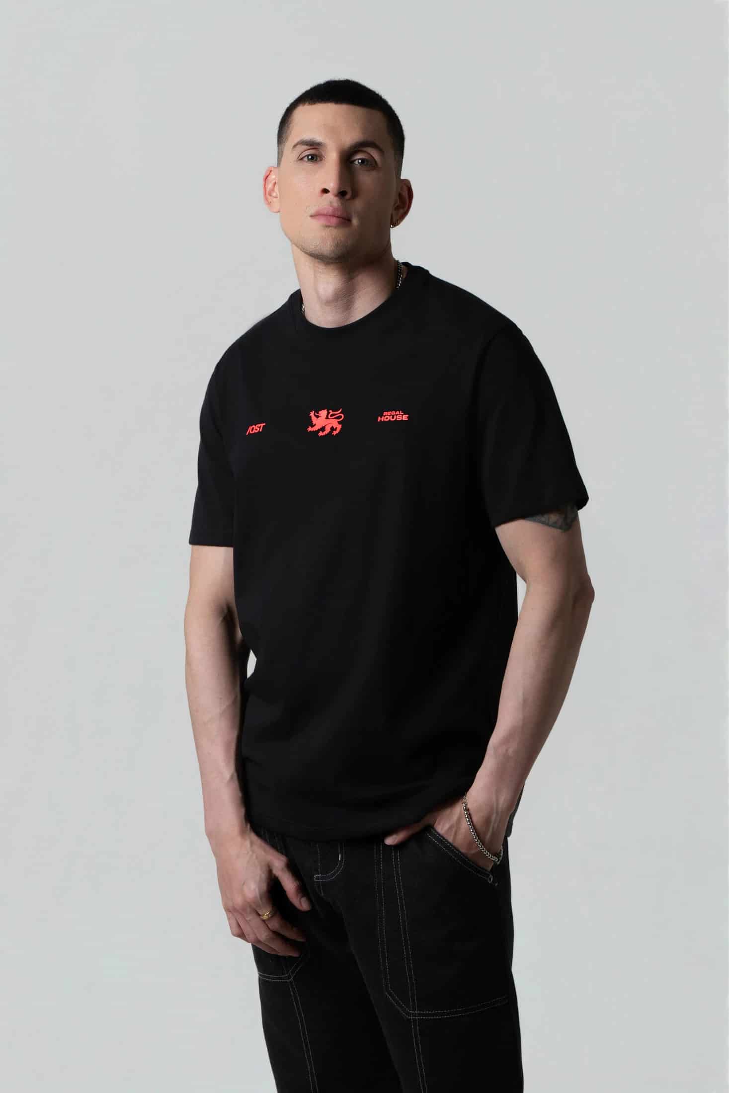 CAMISETA ESPECIAL ESTAMPADO LOCALIZADO COLOR NEGRO - miniatura 1