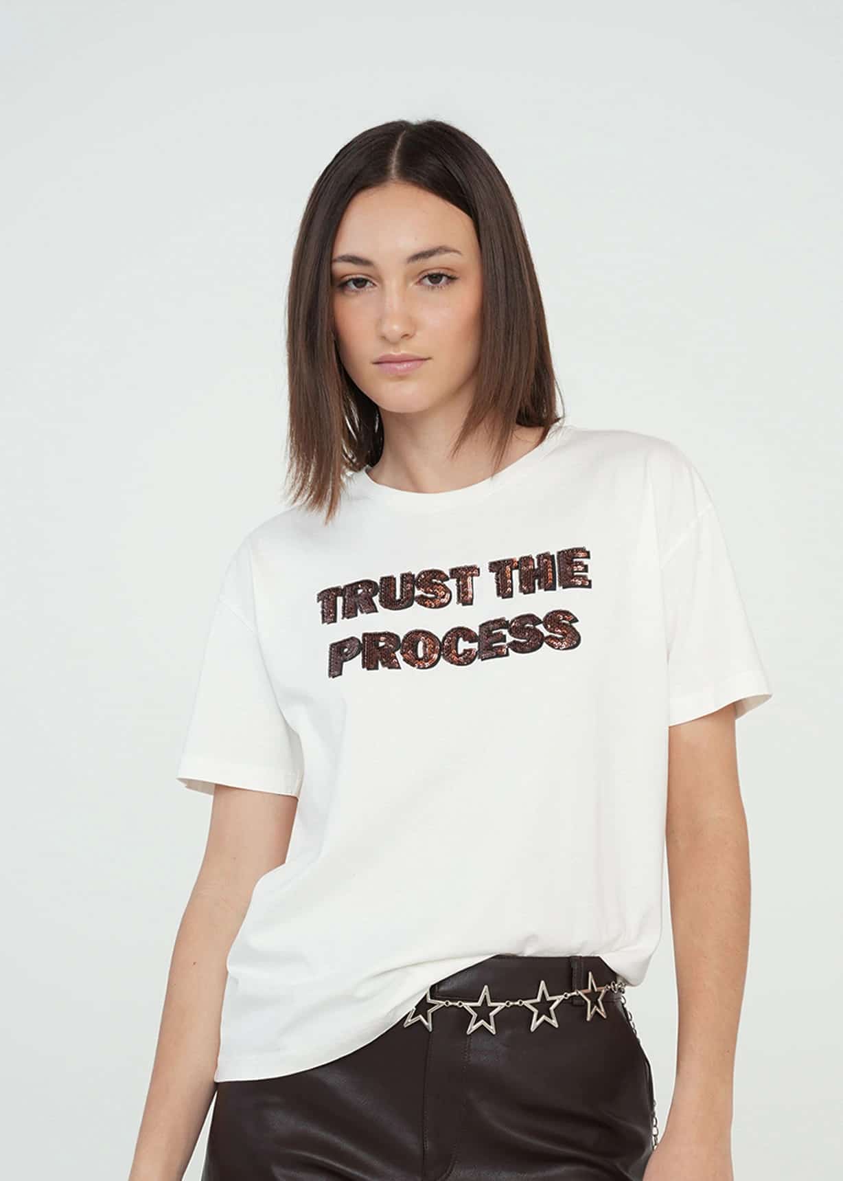 Camiseta con texto en lentejuelas