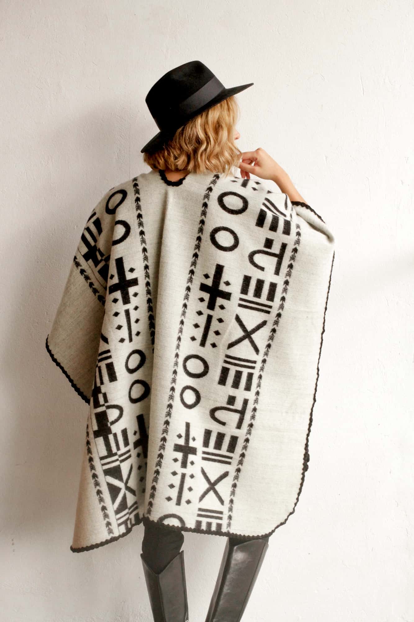 Poncho XO - Negro y blanco. - miniatura 9