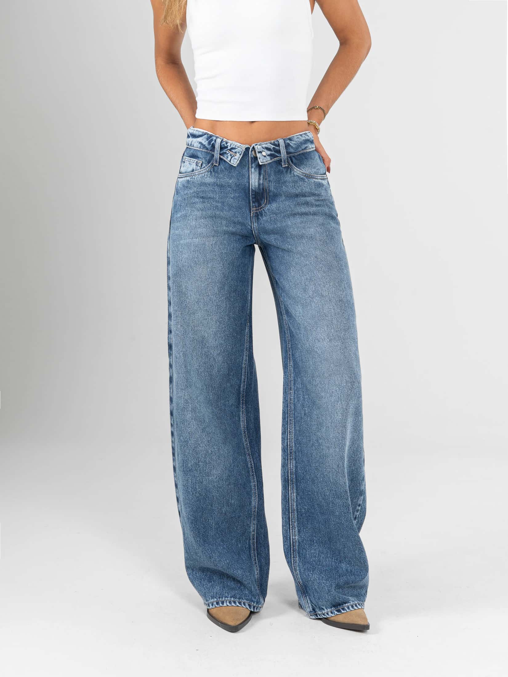 Ref: 066328 Jean wide leg, rígido, tiro medio, detalle en pretina, tono azul medio