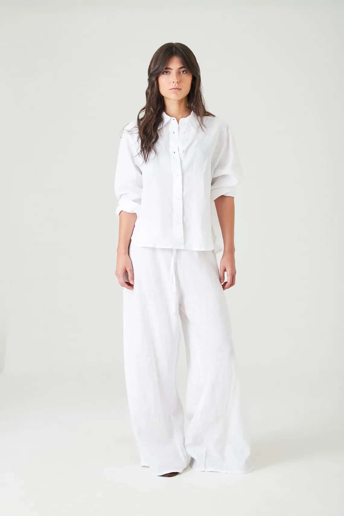 Camisa fit relajado con botones tono a tono en lino blanco para mujer