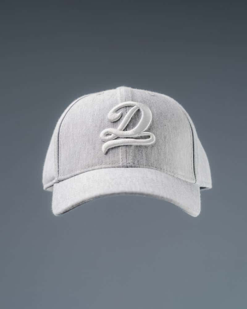 Gorra Gris Claro Con Bordado Frontal DNM