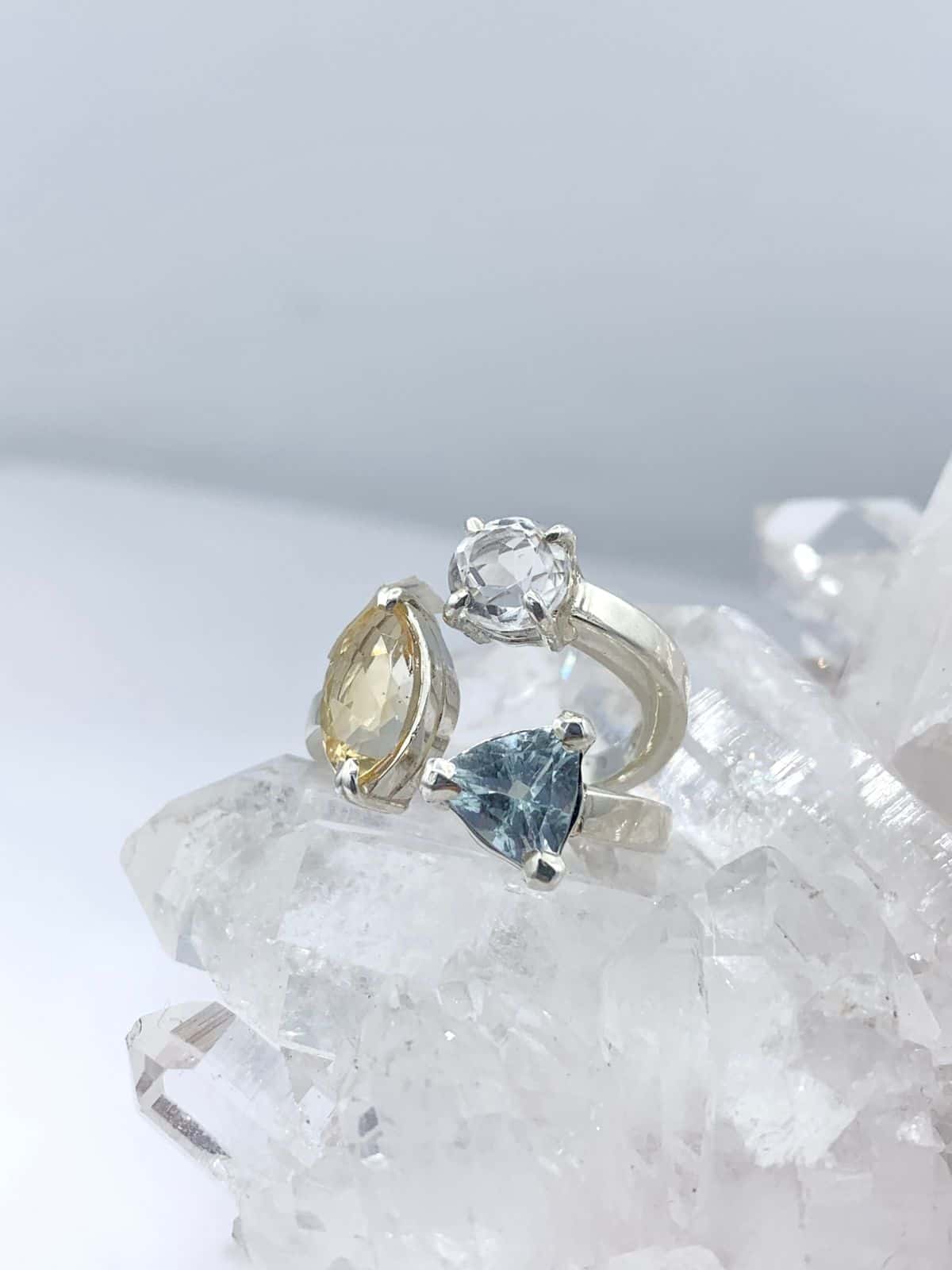 Anillo multipiedras Aguamarina, Citrino y Cuarzo Transparente colección llénate de color