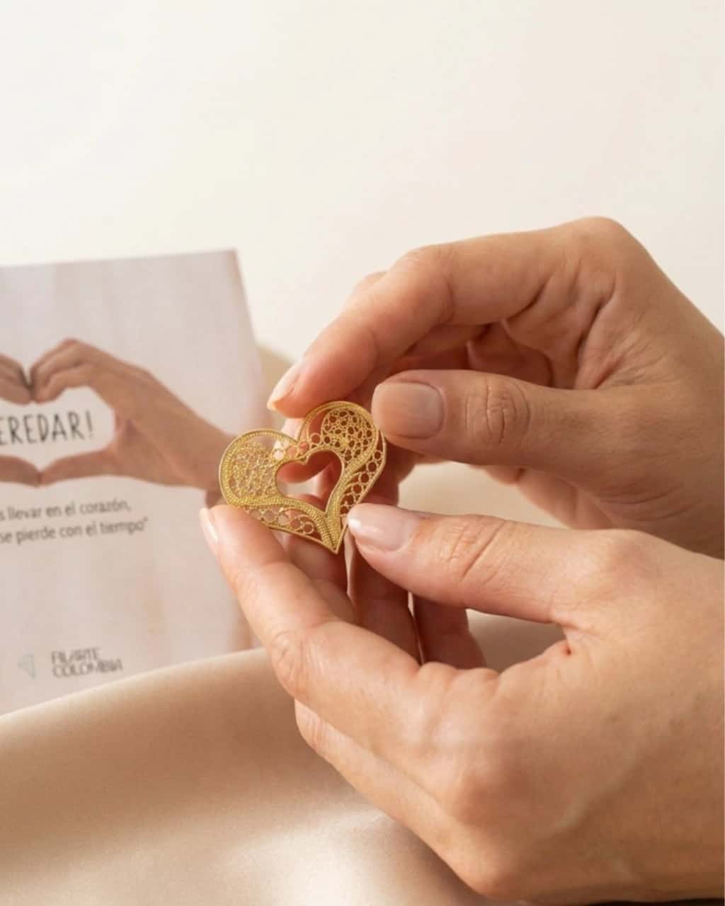 Prendedor corazòn Tejido en plata con baño en Oro 24k Filigrana. Colección Heredar - (copia)