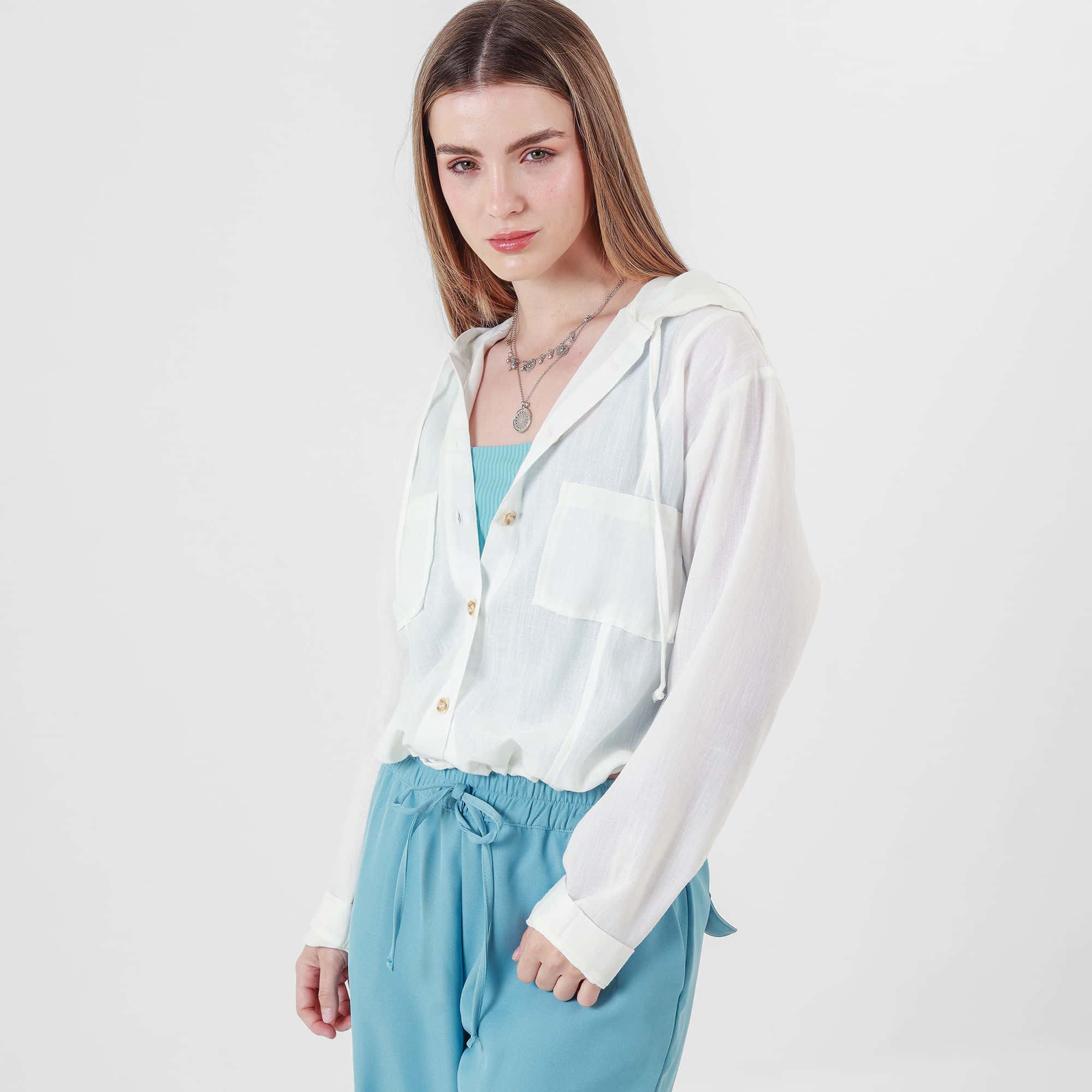 Chaqueta ligera manga larga con capucha y bolsillos