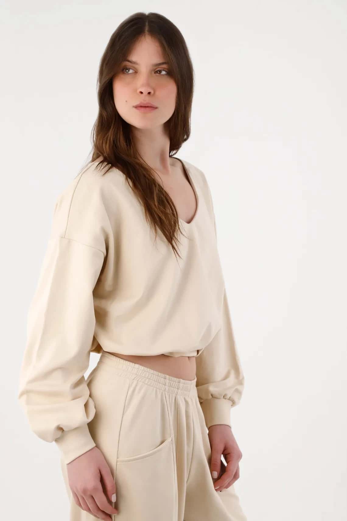 Buzo para mujer algodón beige fit relajado con escote V
