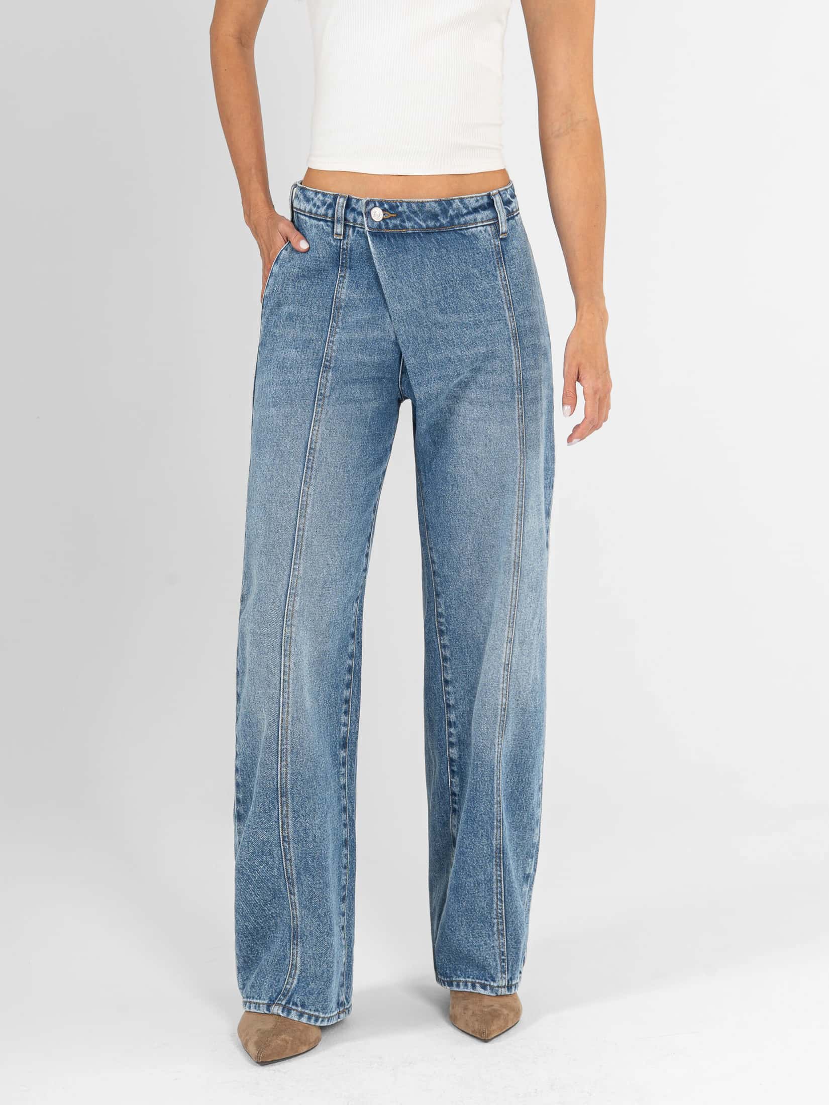 Ref: 066450 Jean wide leg, rígido, detalle delantero, tiro alto, tono azul medio.