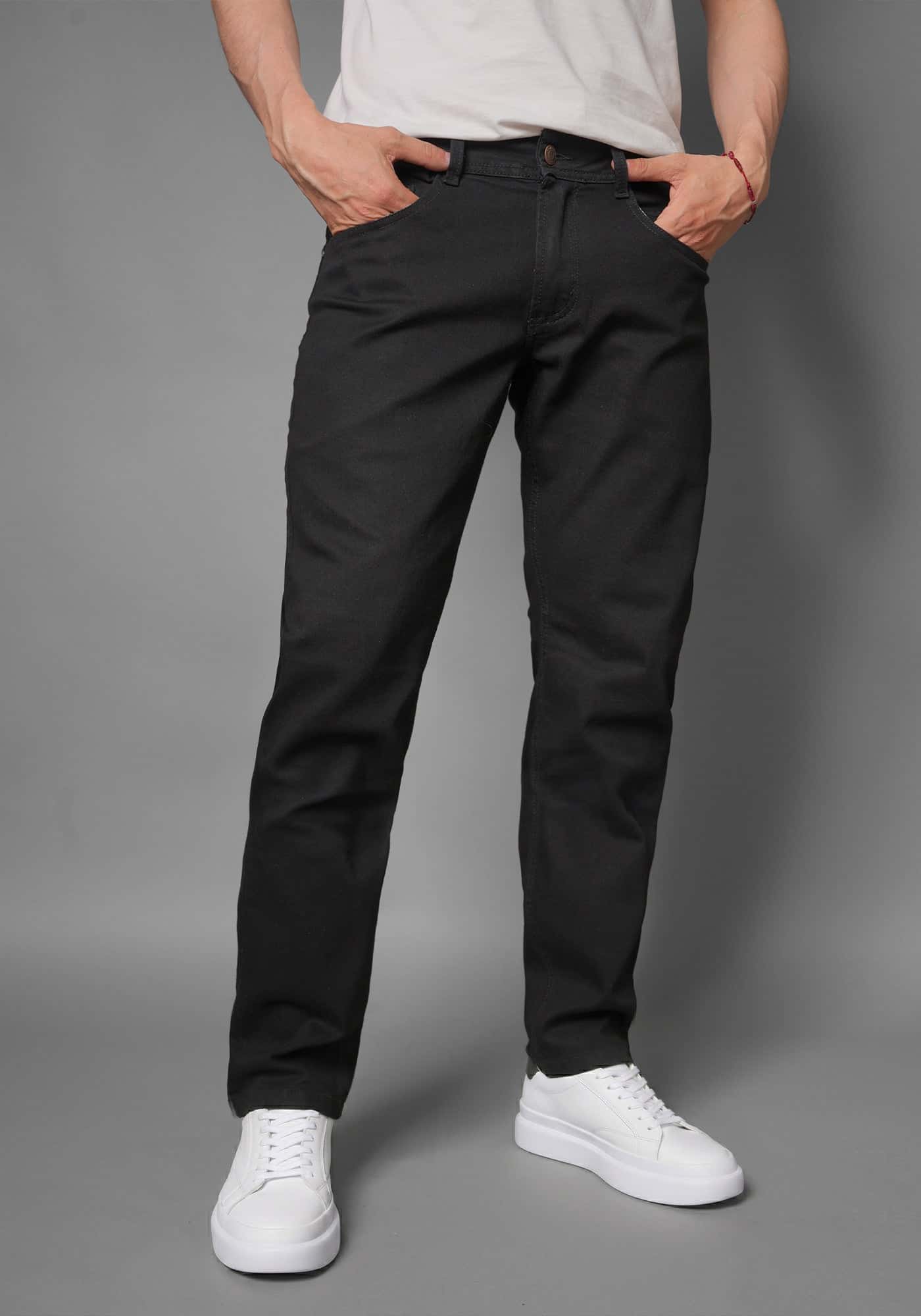 Jean para Hombre en Color Negro Mate marca Thunder