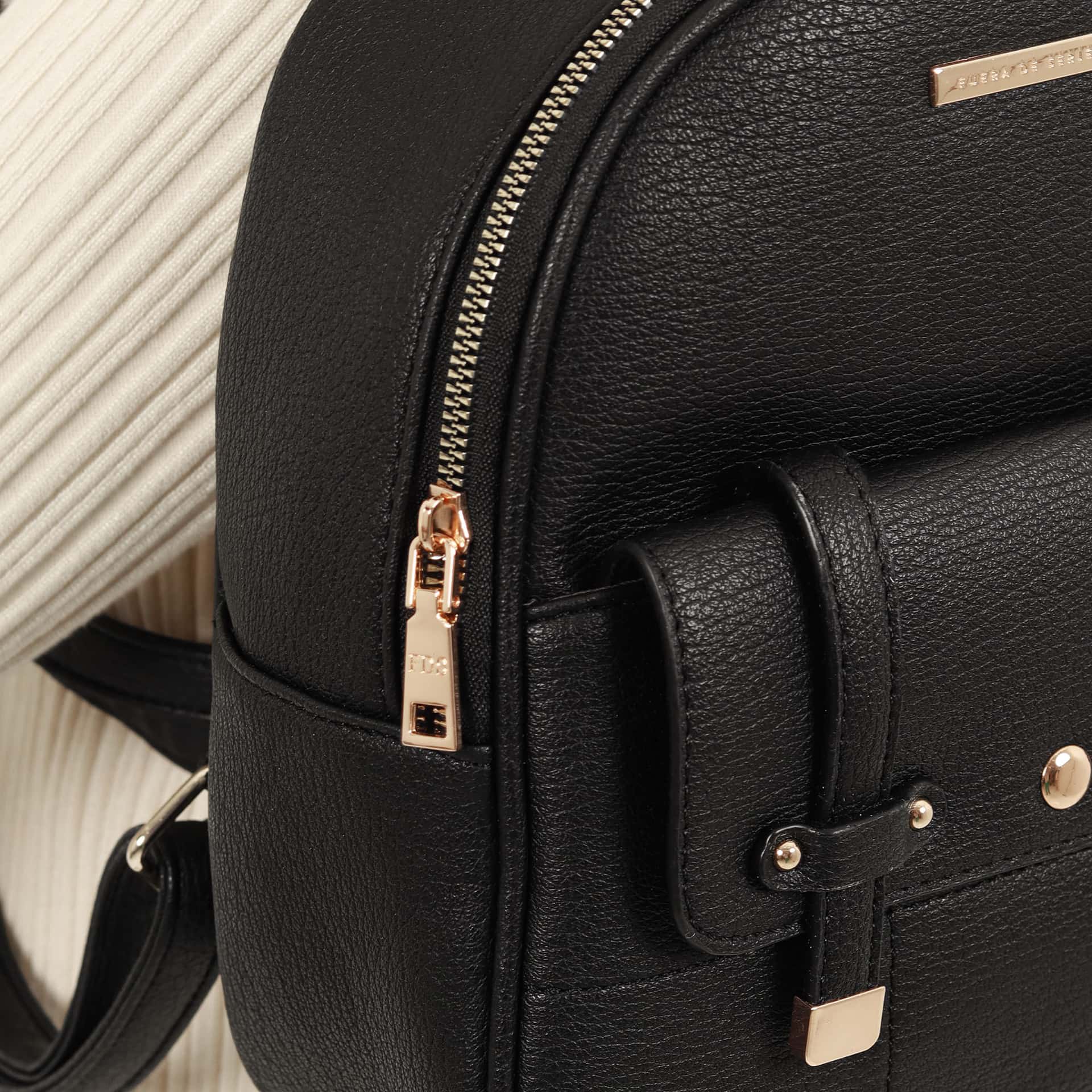 Morral mini en cuero sintético con bolsillo externo - miniatura 4