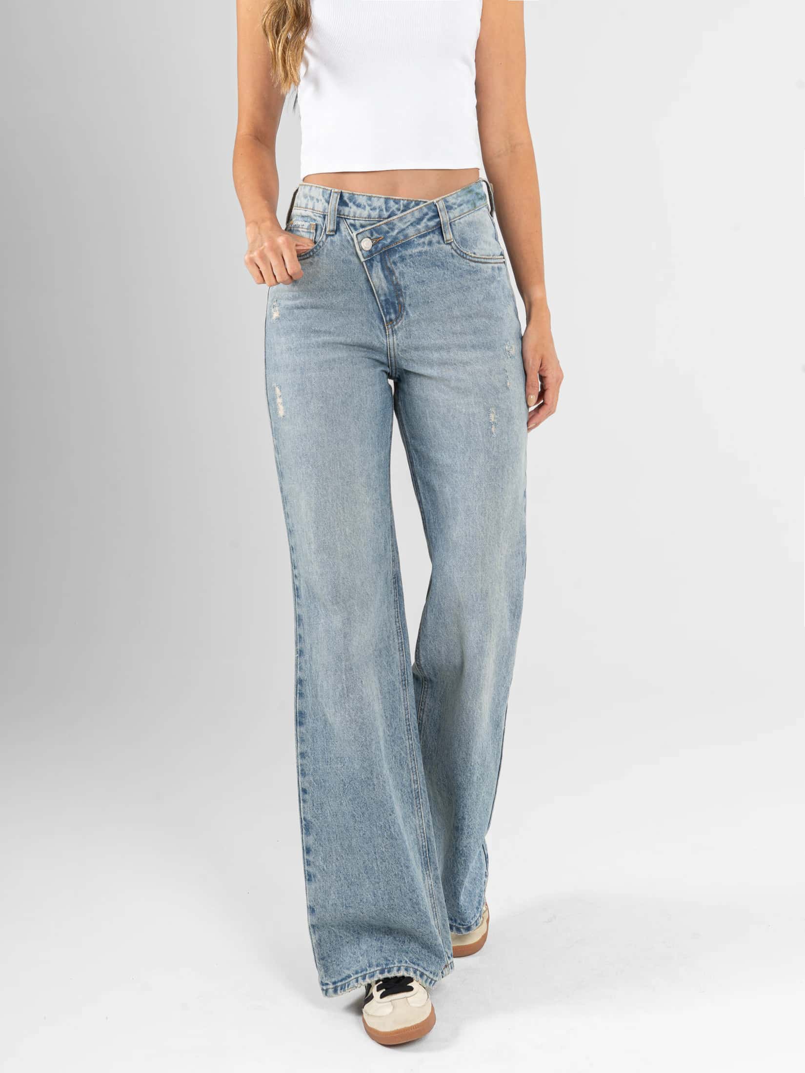 Ref: 066414 Jean Mom Flare, rígido, tiro alto, tono azul medio, detalle en pretina.
