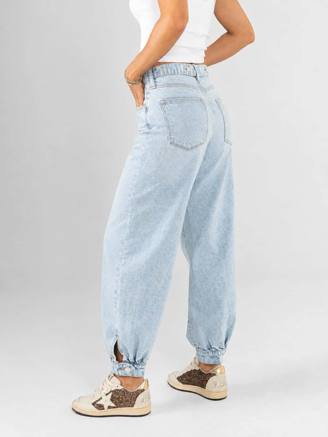 Ref: 066519 Jean baggy cropped, detalle en bota, rígido, tiro alto, tono azul claro. - miniatura 2