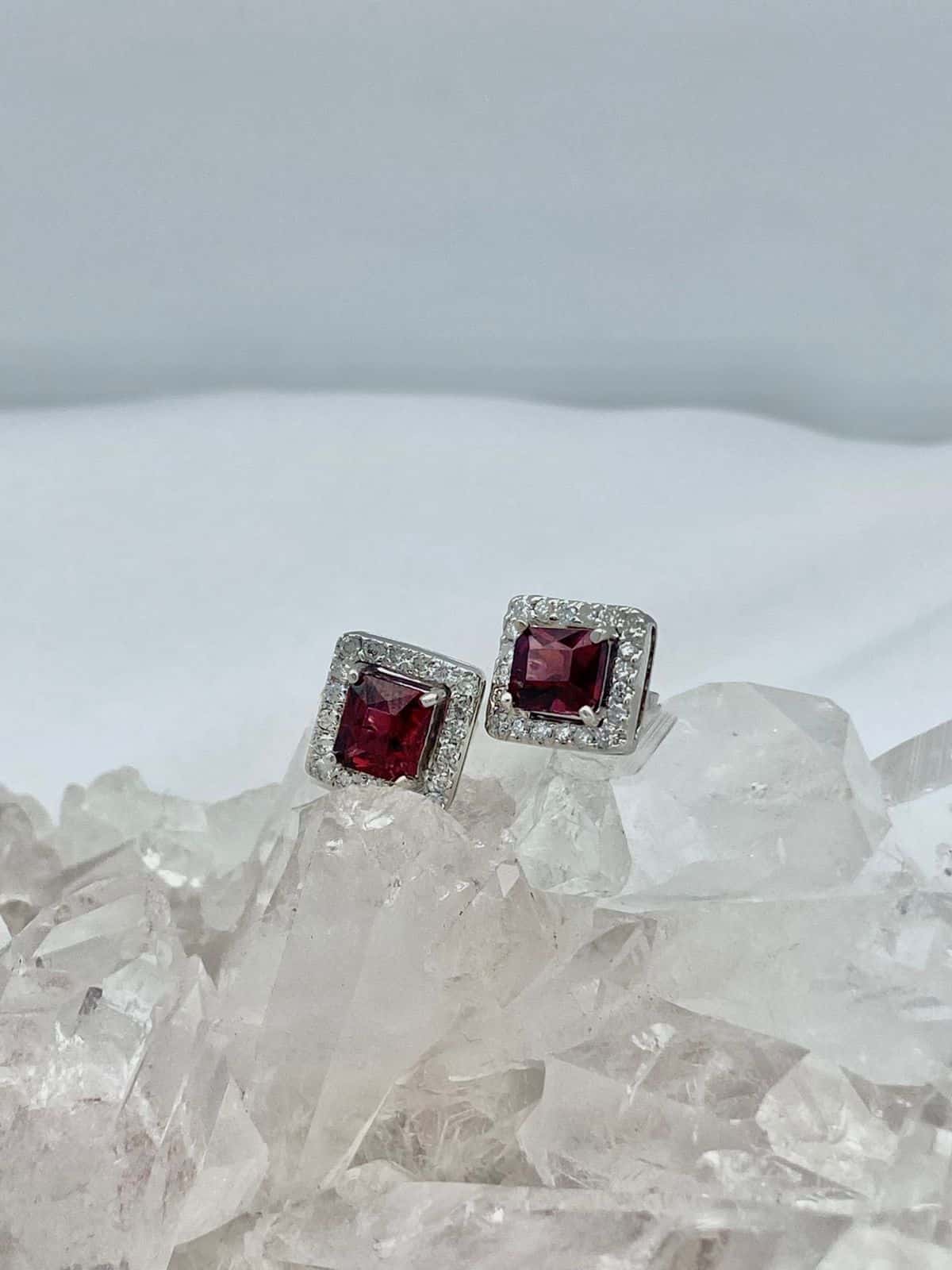 Aretes Granate con Diamantes en Oro 18K Blanco.