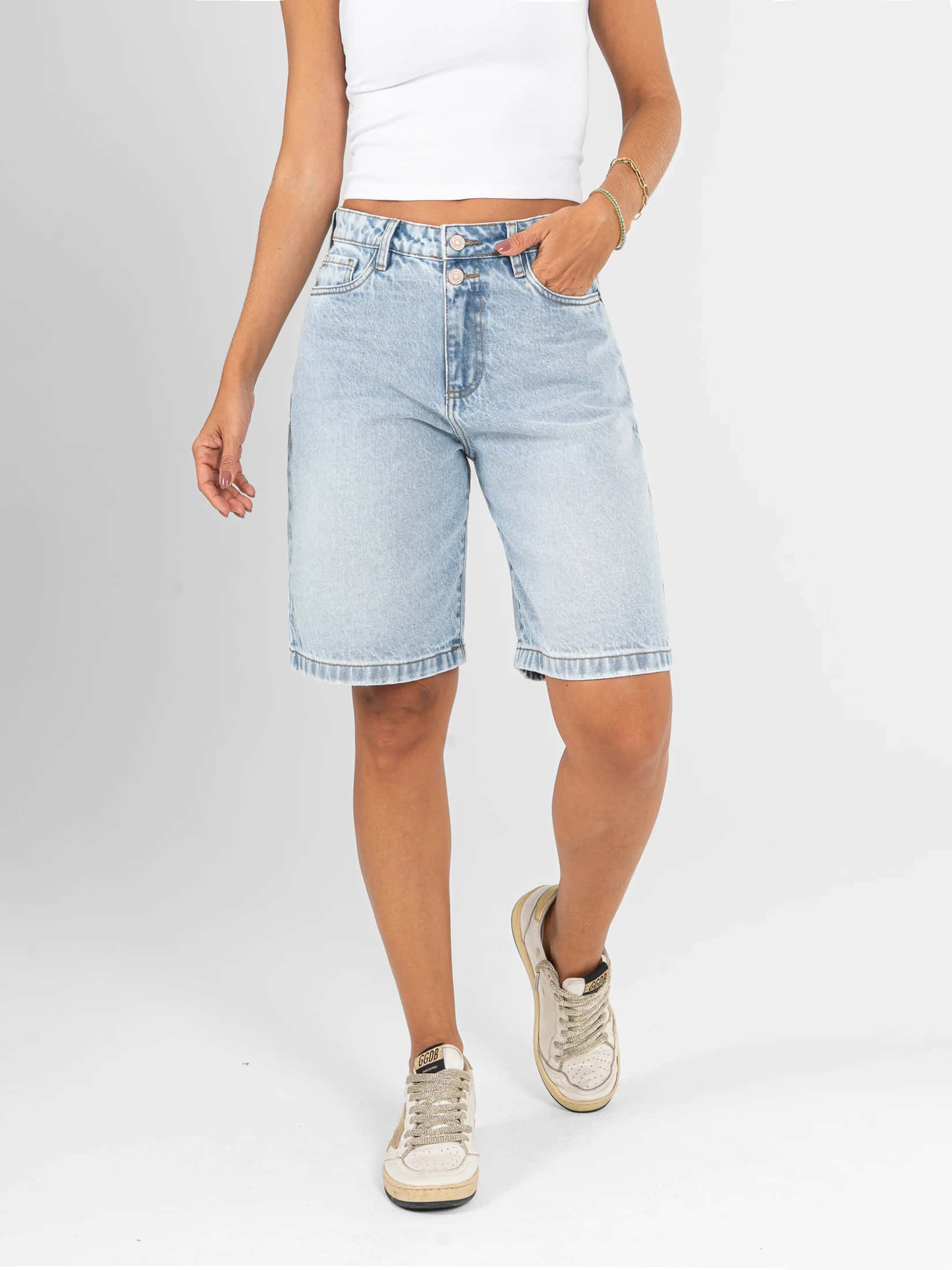Ref: 066520 Bermuda en denim rígido, tiro alto, tono azul claro