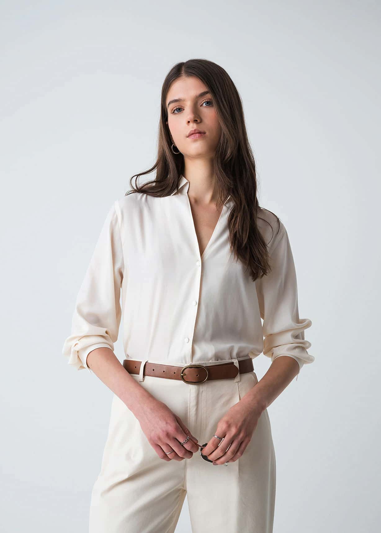 Camisa con cuello en V