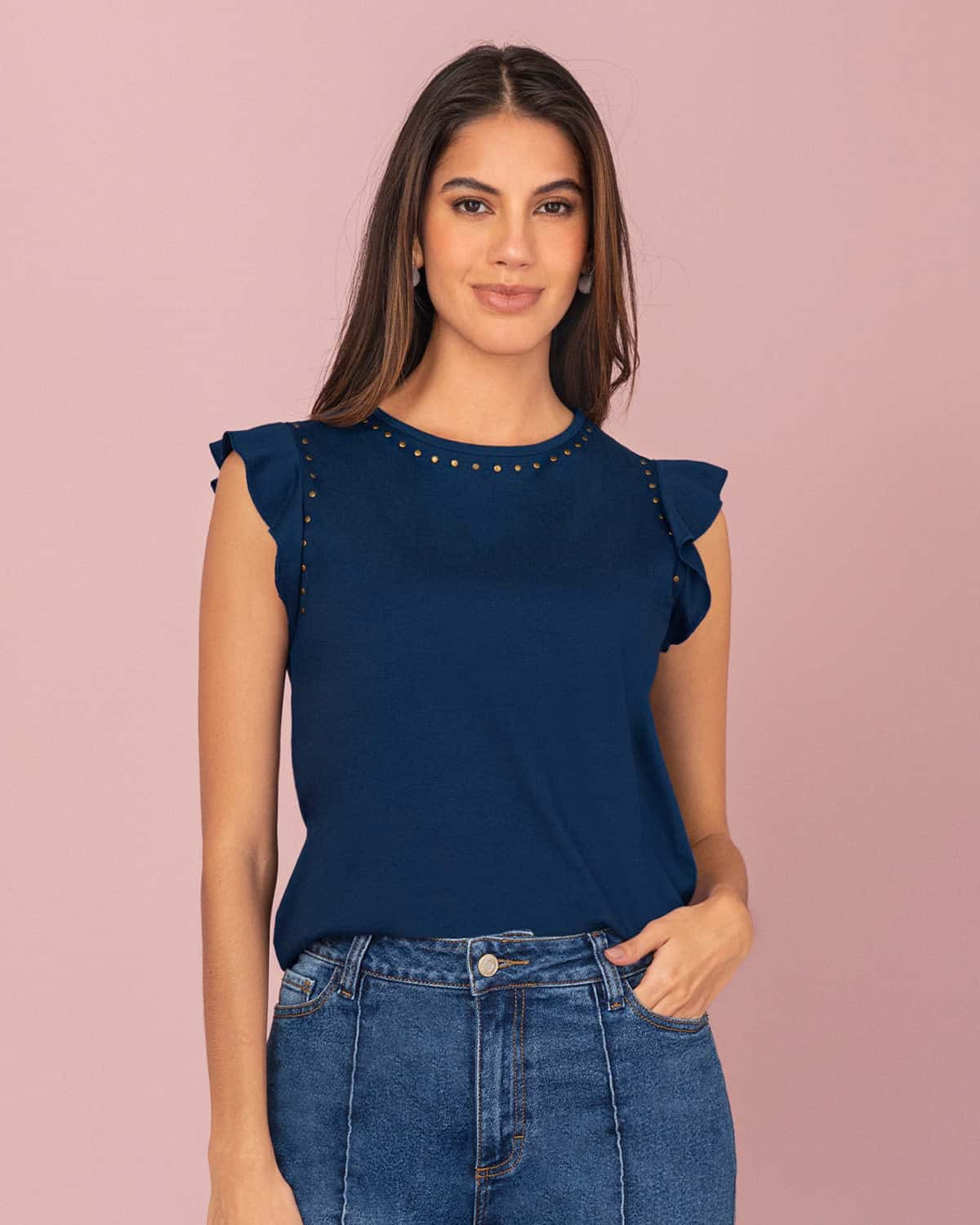 Camiseta con taches en cuello y sisa