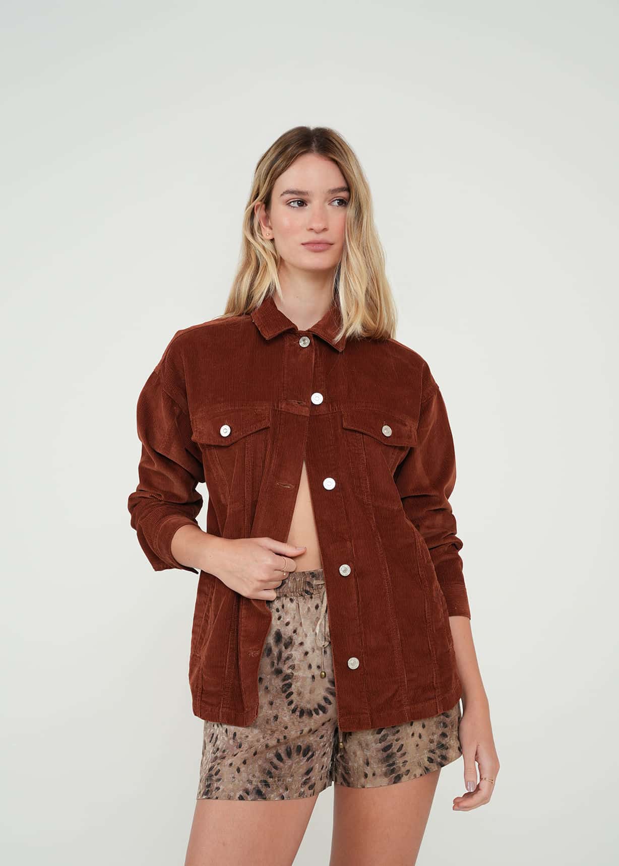 Chaqueta larga con bolsillos