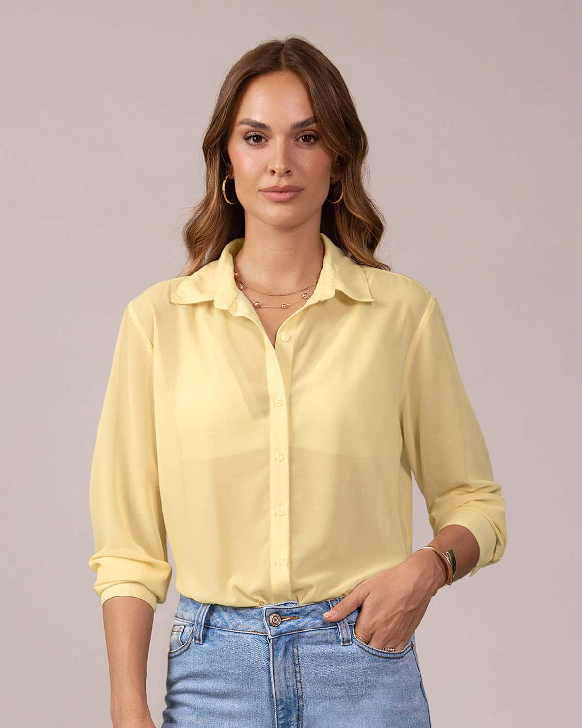 Blusa manga larga elaborada en tela con transparencia