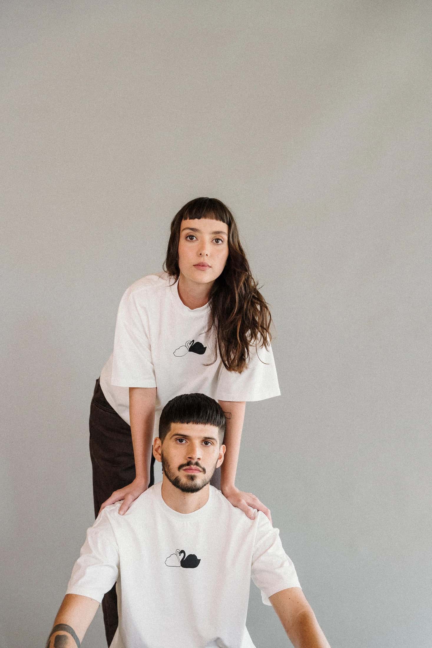 Camiseta unisex CISNES ENAMORADOS - miniatura 3