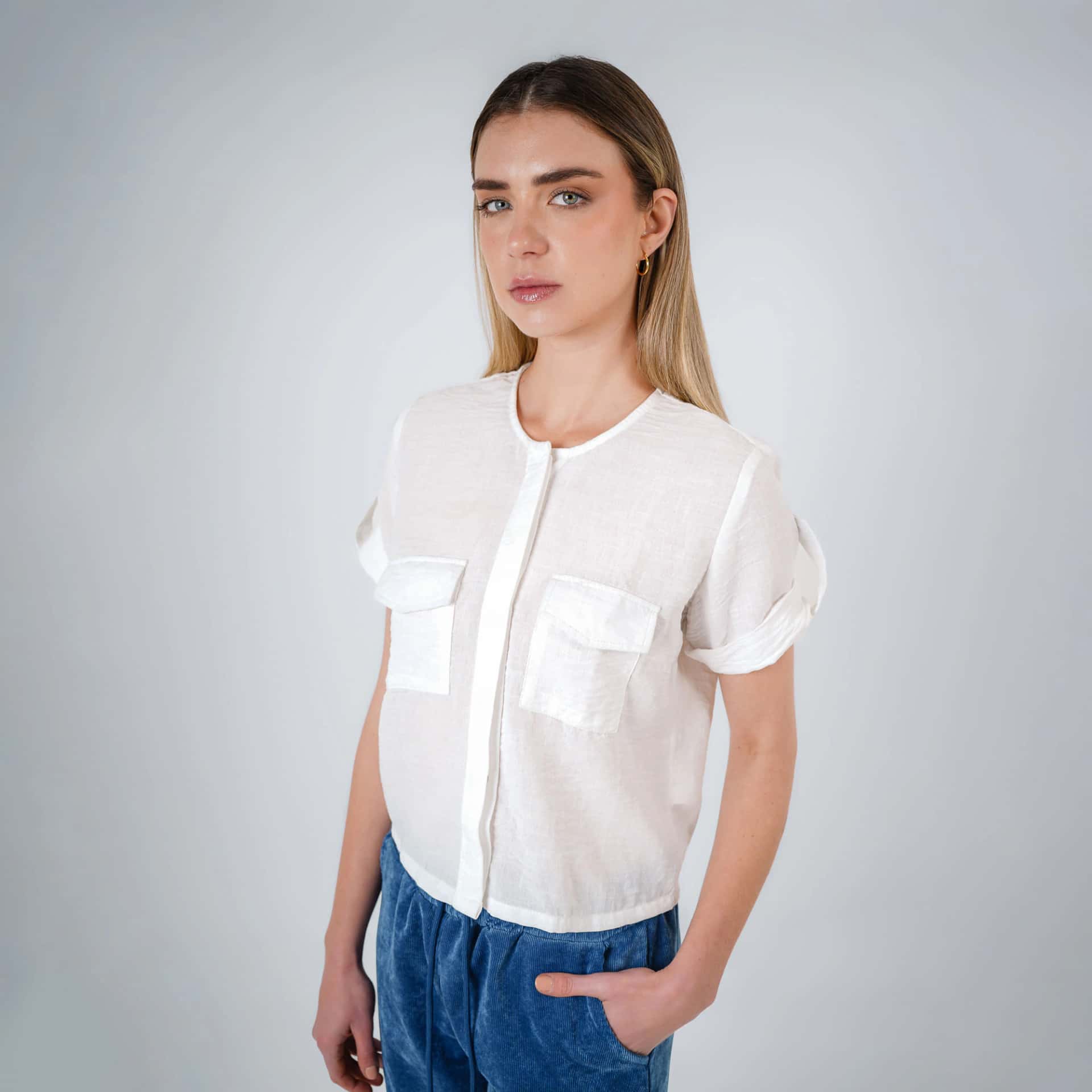 Blusa abierta escote redondo manga corta con charreteras