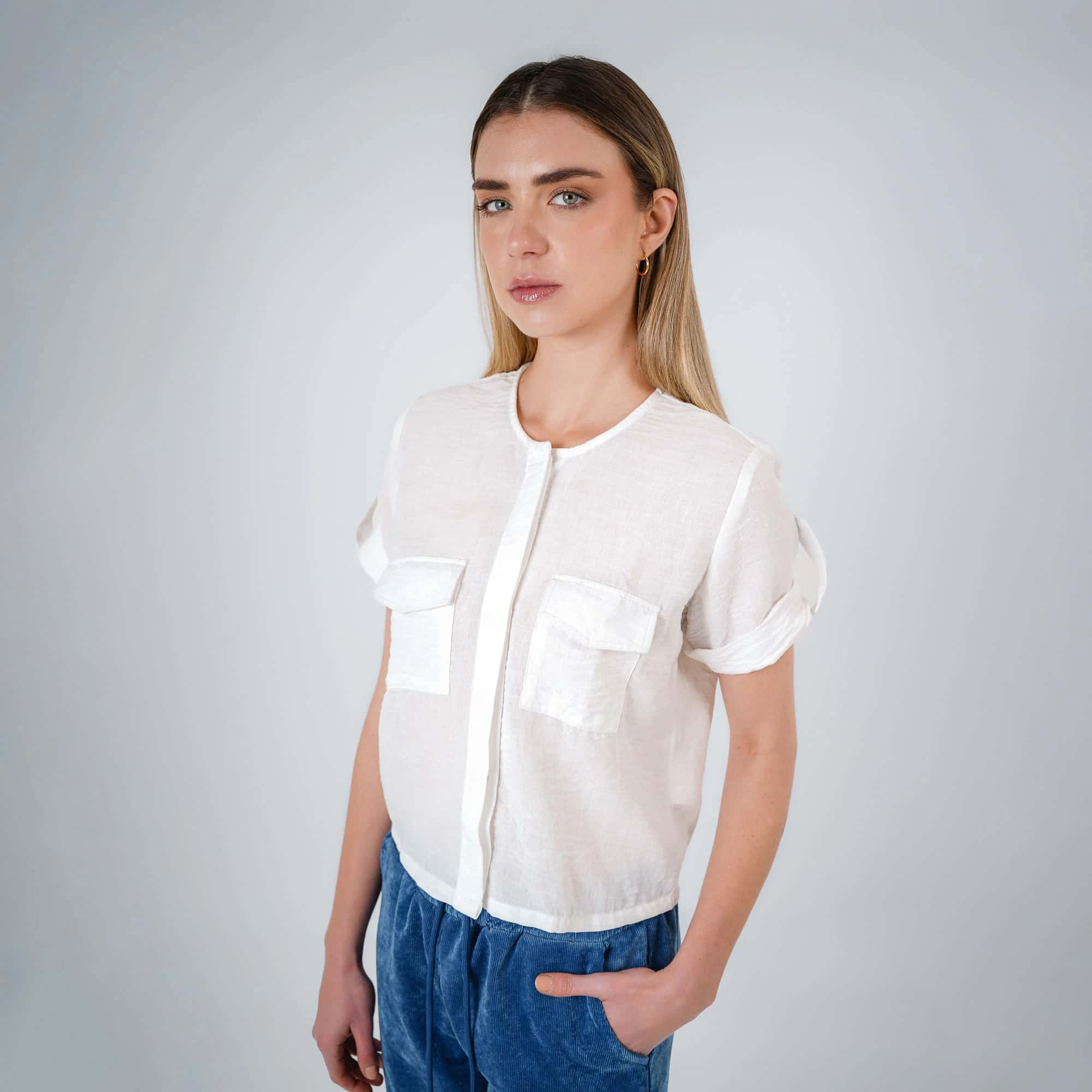 Blusa abierta escote redondo manga corta con charreteras
