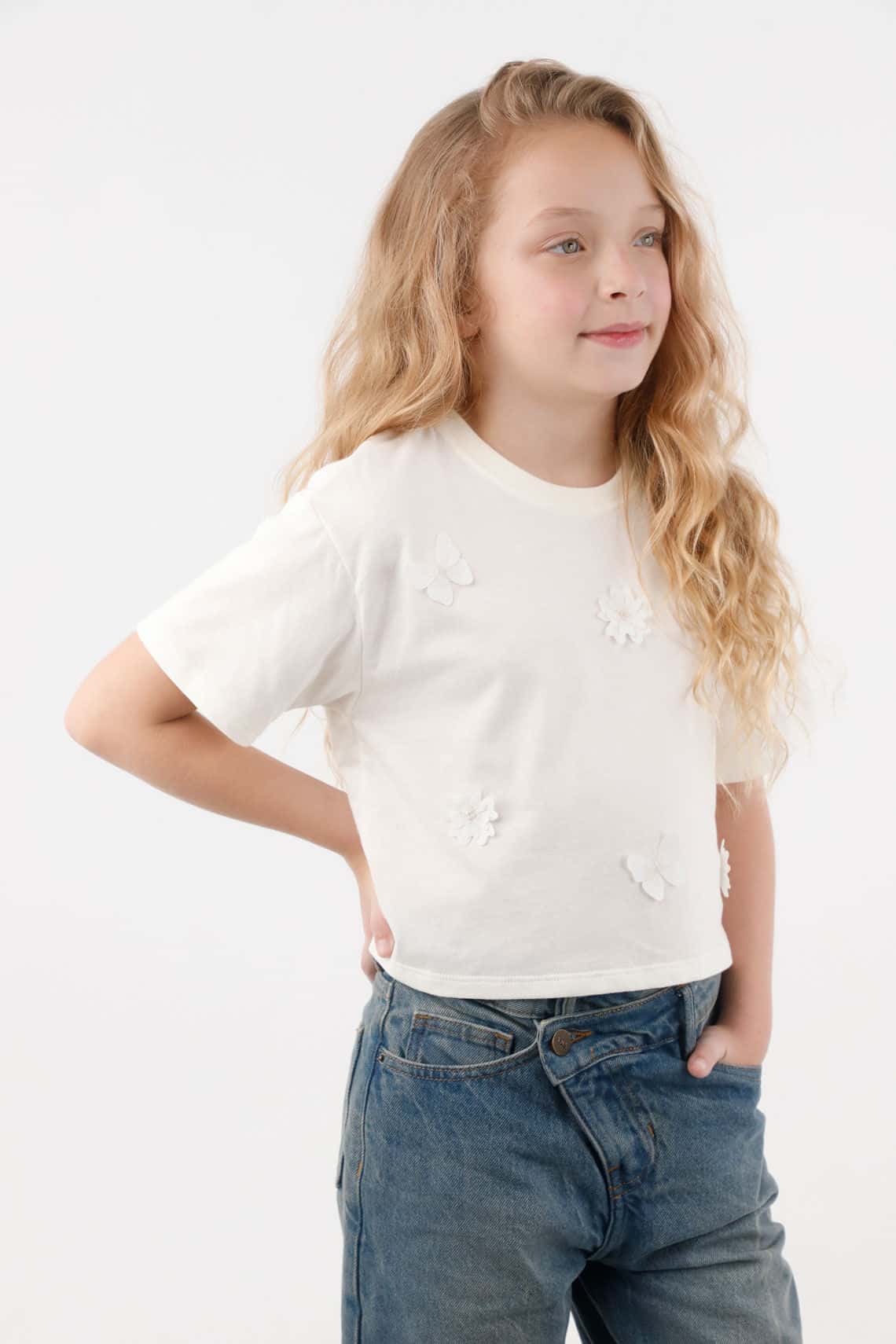 Camiseta con bordado de mariposa para niña