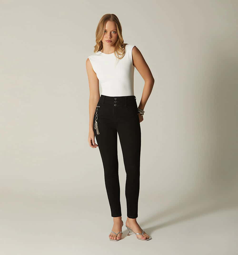 Jean ultraslim tiro alto con borla