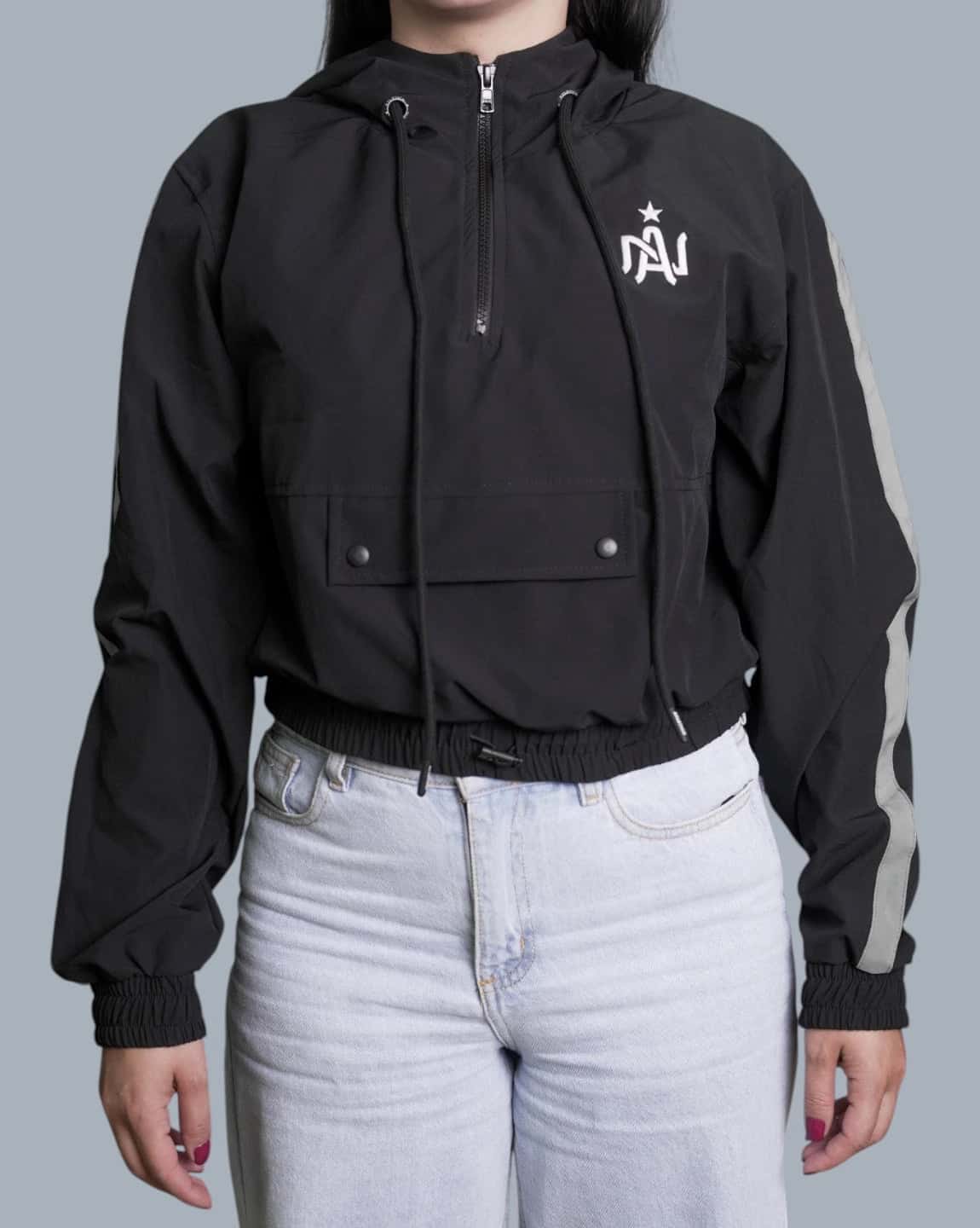CHAQUETA CROP IMPERMEABLE NEGRA DAMA