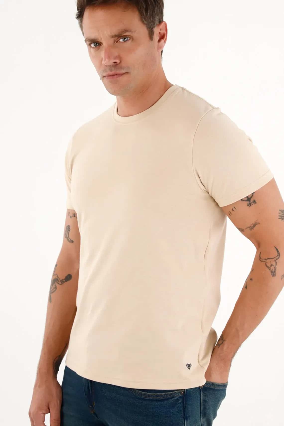 Camiseta básica con diseño versátil para hombre con acabado suave